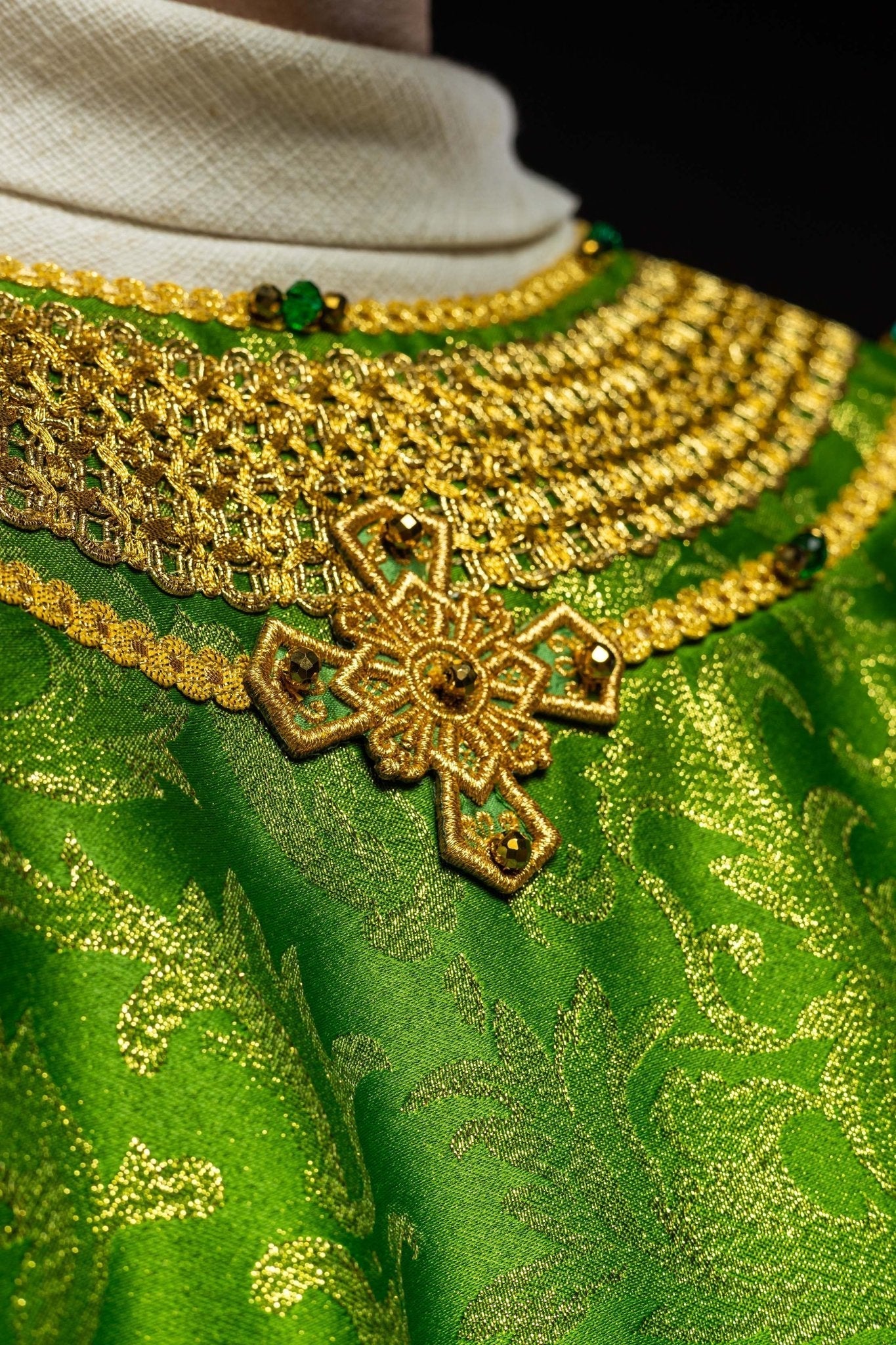 Handmade chasuble with natural stones Handmade 7010 Green HM/7010/01/90 - HAFTINAUSA.COM