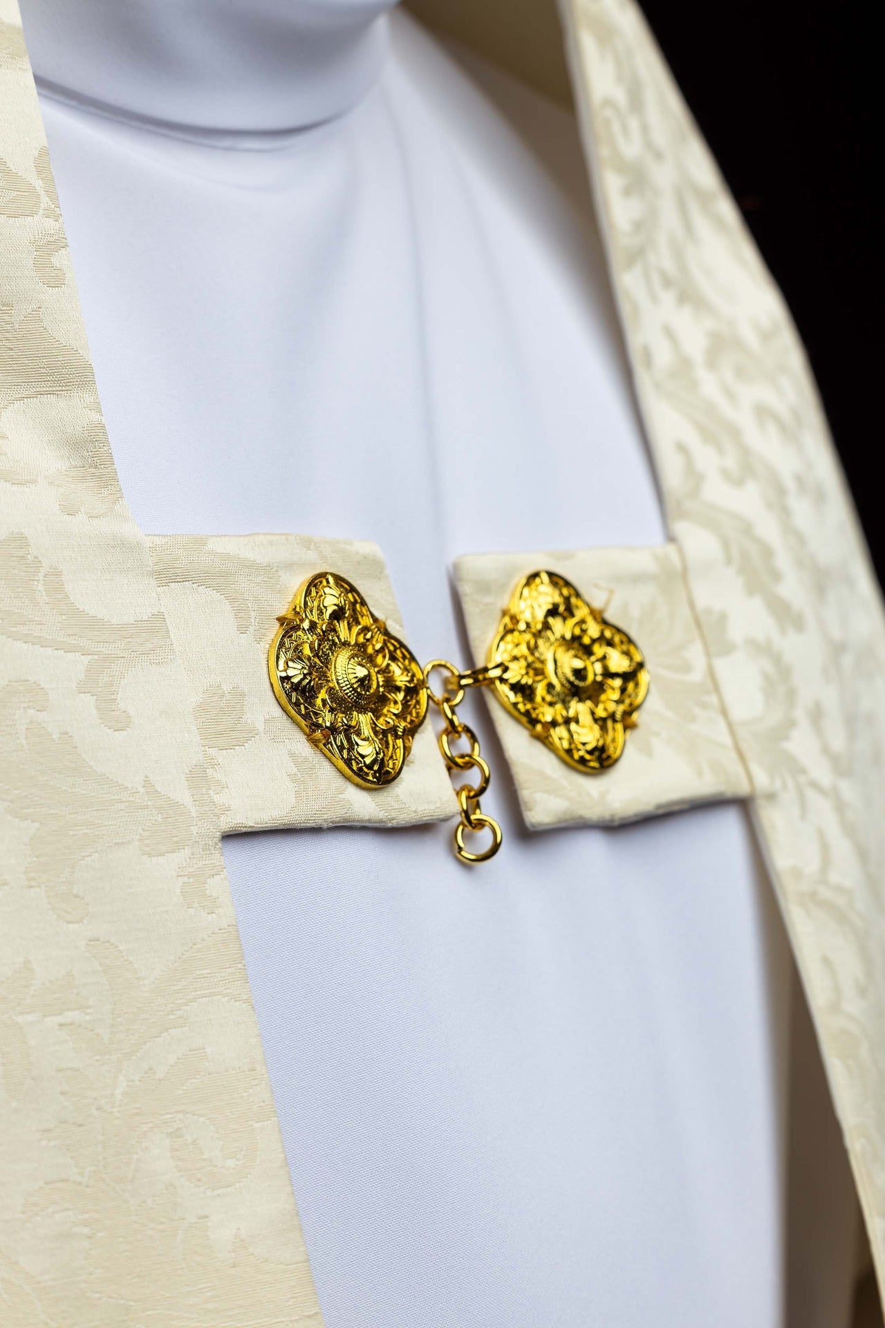 Humeral veil with Paschal Lamb embroidery on jacquard fabric S-4072-05-88 50*270 - CHASUBLES.COM
