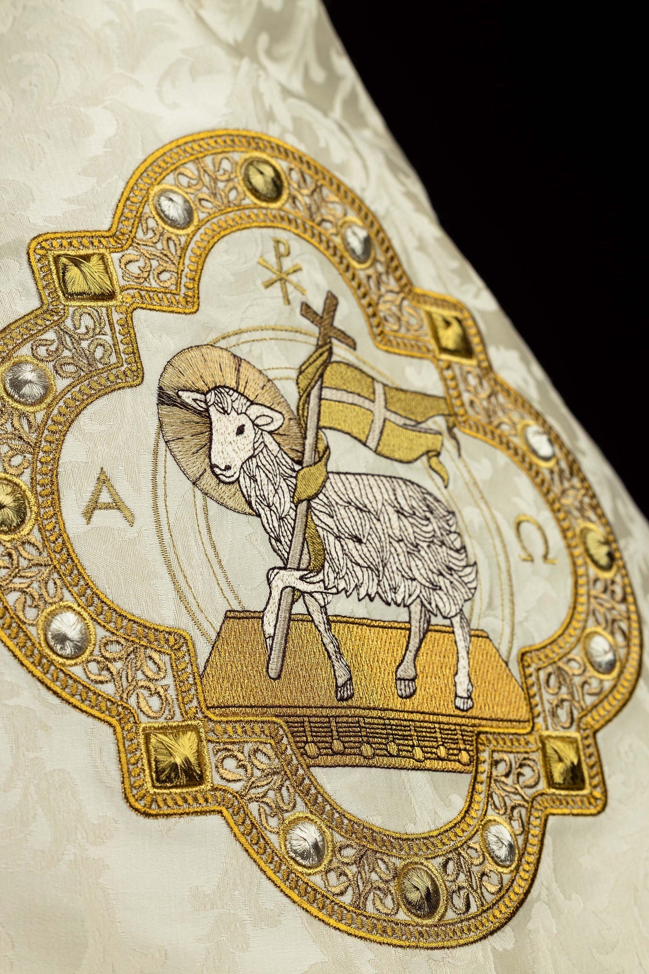 Humeral veil with Paschal Lamb embroidery on jacquard fabric S-4072-05-88 50*270 - CHASUBLES.COM