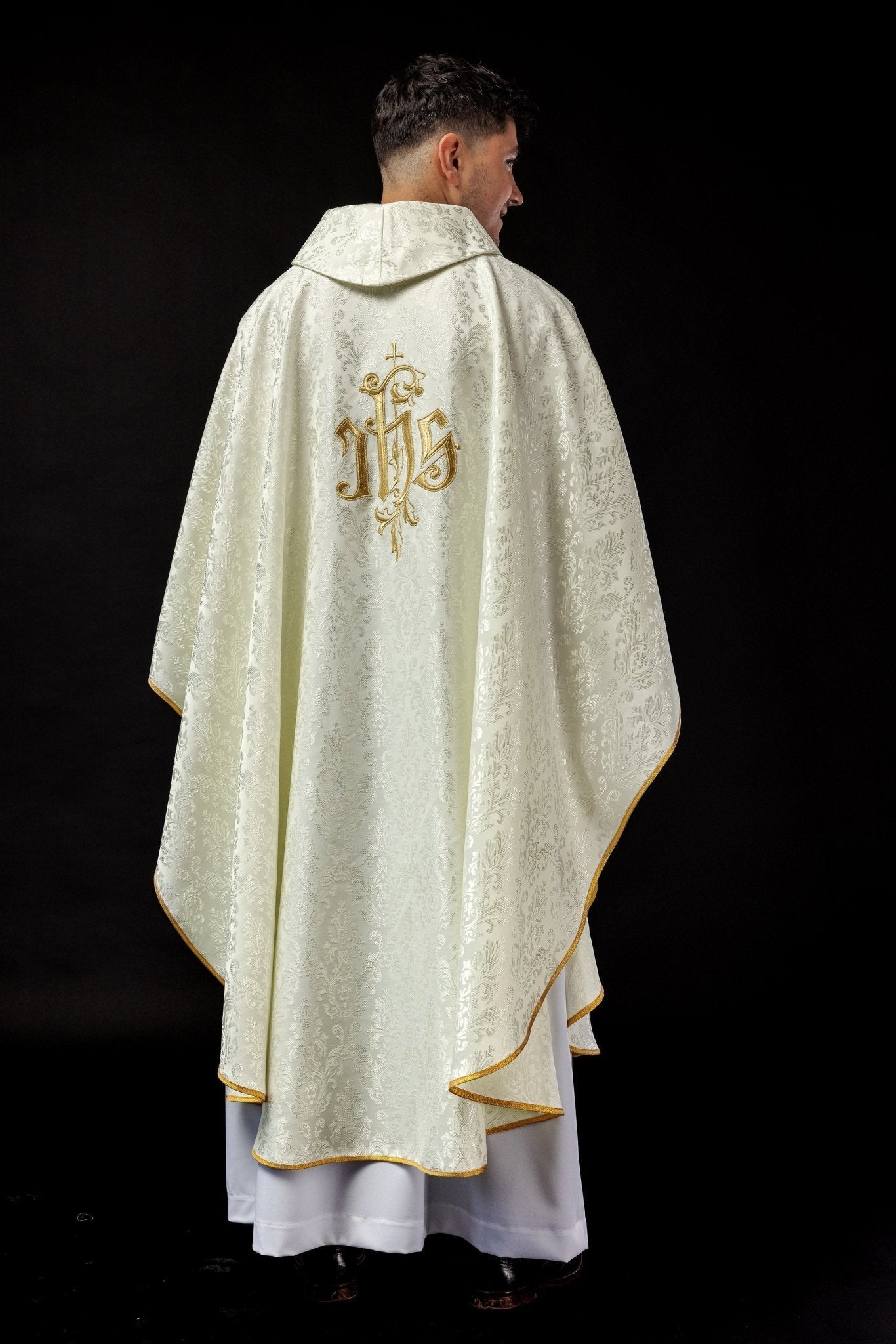 Ivory chasuble made of ornamental texture with classic IHS LE/7032/05 - HAFTINAUSA.COM