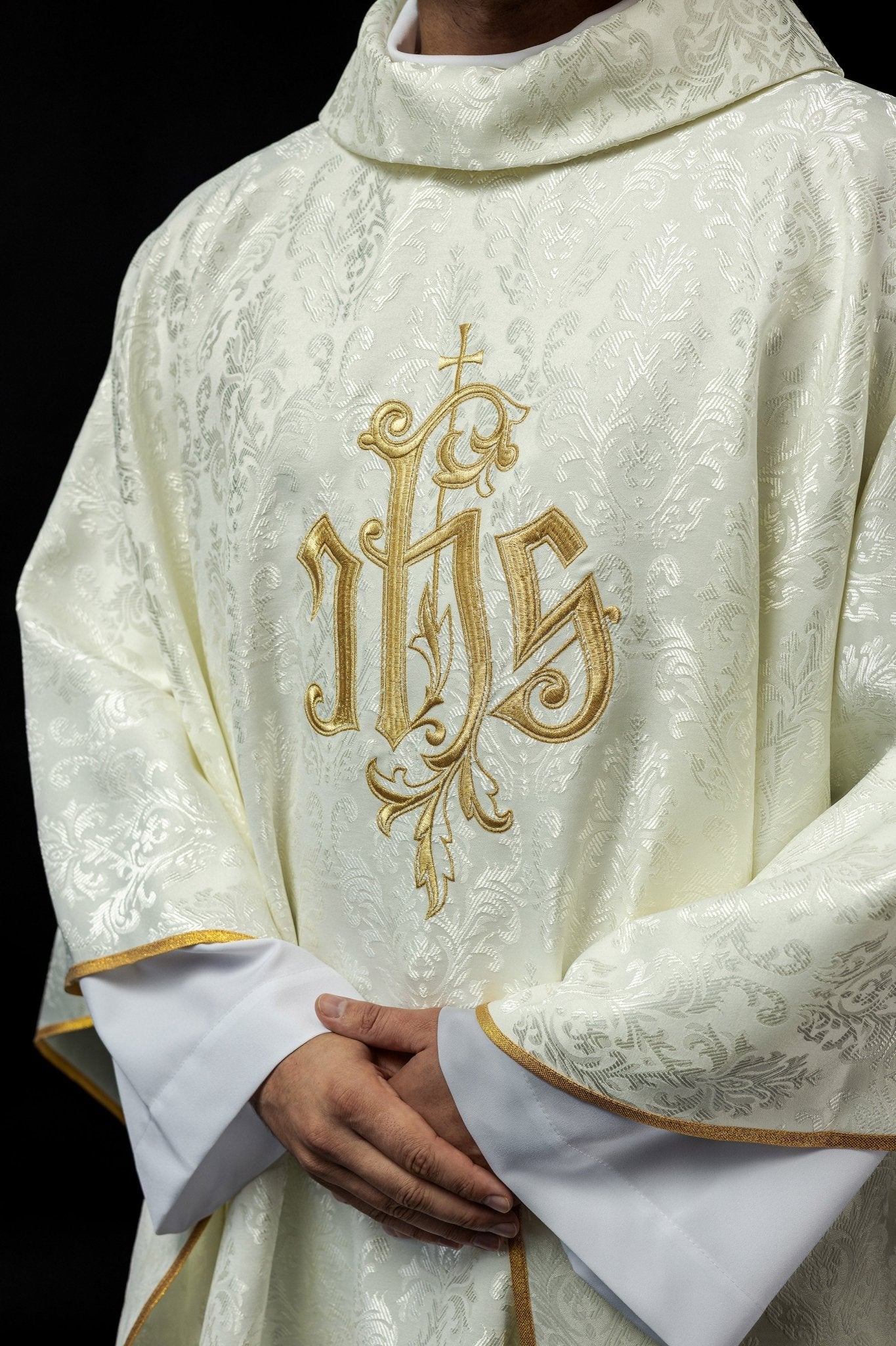 Ivory chasuble made of ornamental texture with classic IHS LE/7032/05 - HAFTINAUSA.COM