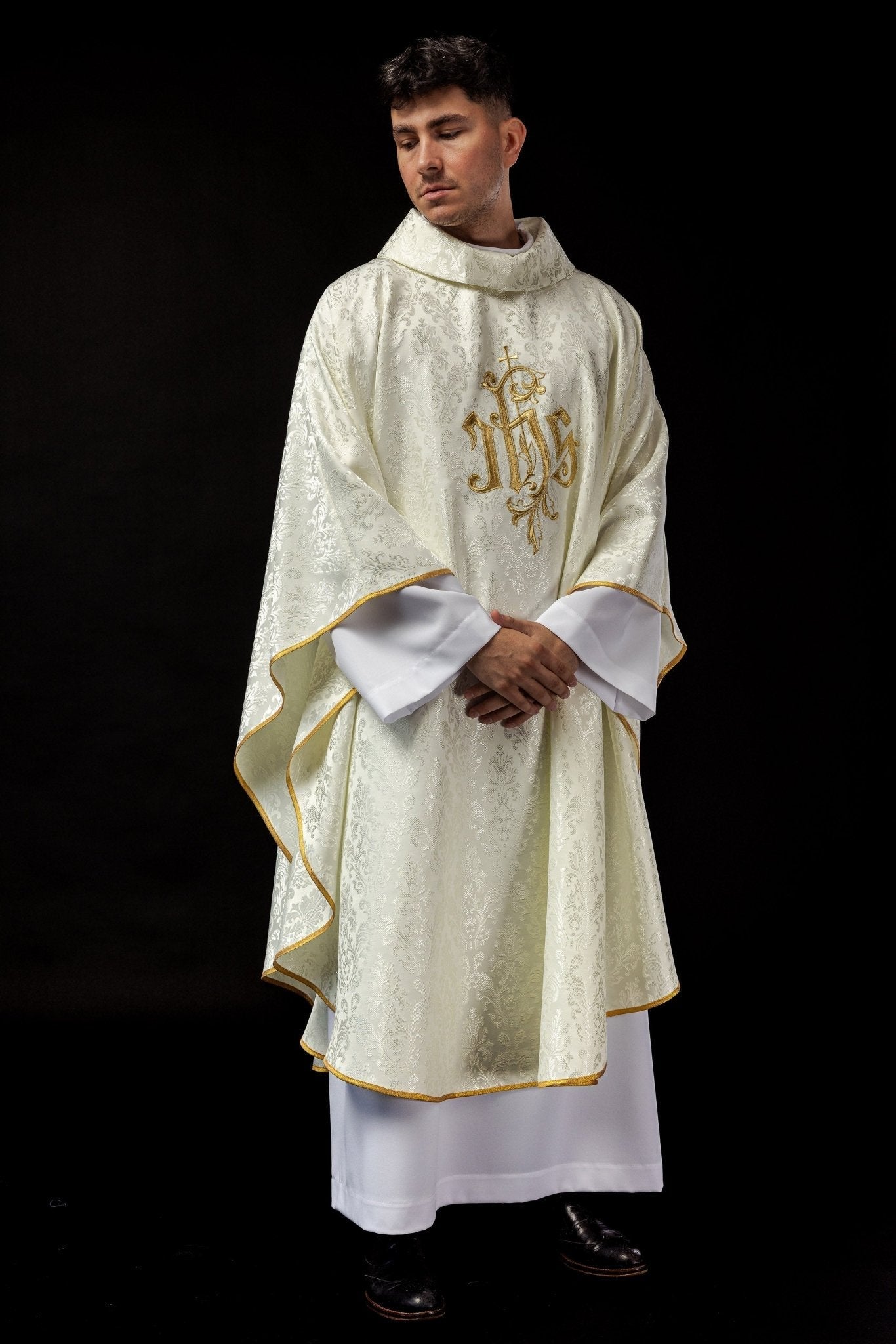 Ivory chasuble made of ornamental texture with classic IHS LE/7032/05 - HAFTINAUSA.COM