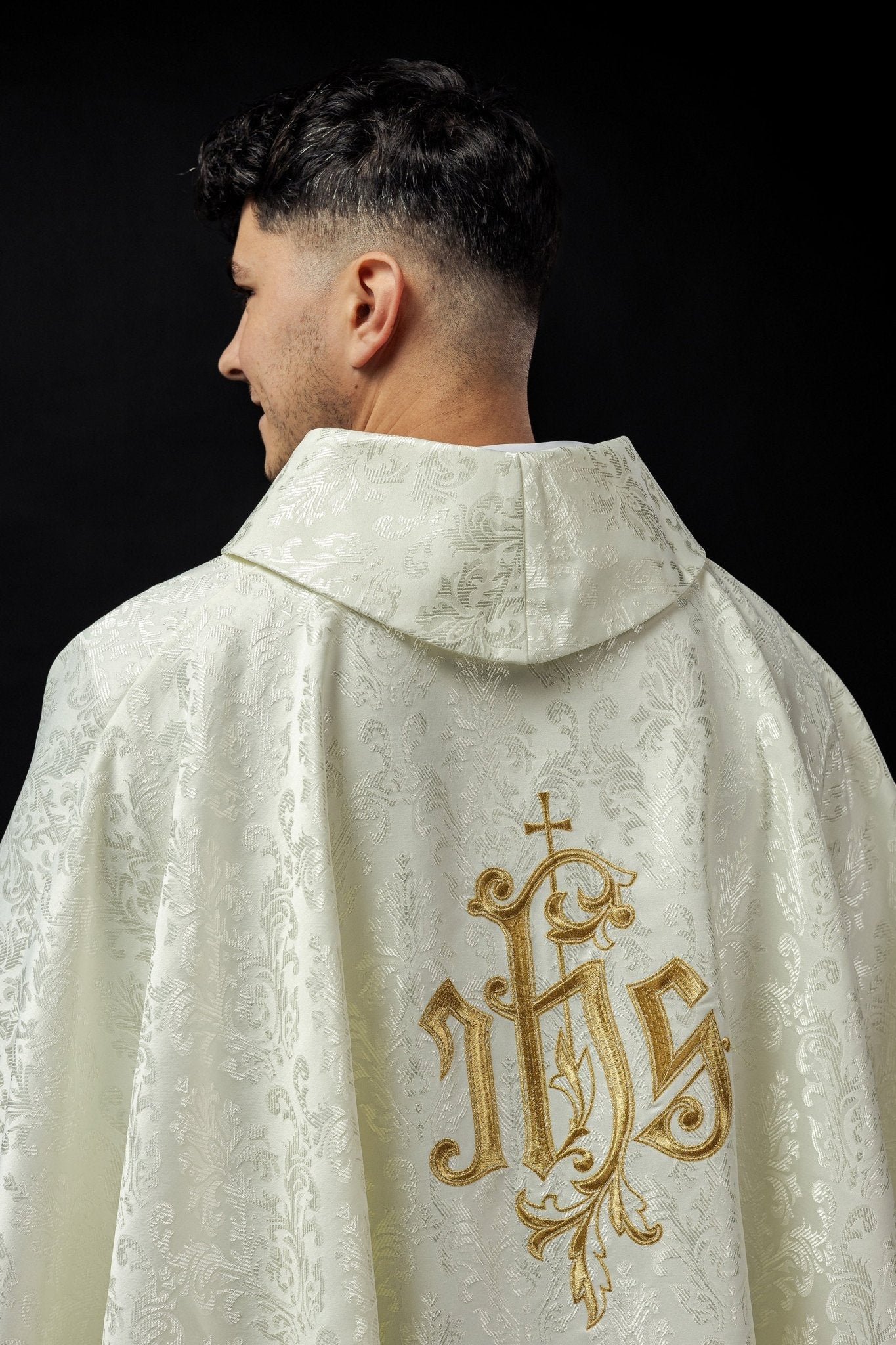 Ivory chasuble made of ornamental texture with classic IHS LE/7032/05 - HAFTINAUSA.COM