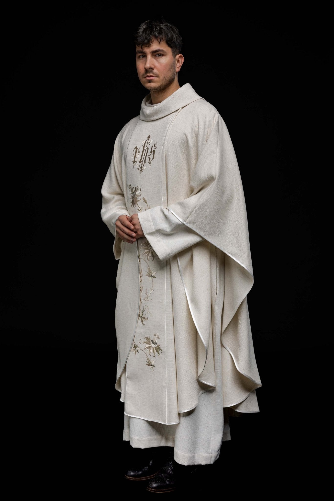 Ivory chasuble made of recycled texture KOR/215/05/49 ECRU - HAFTINAUSA.COM