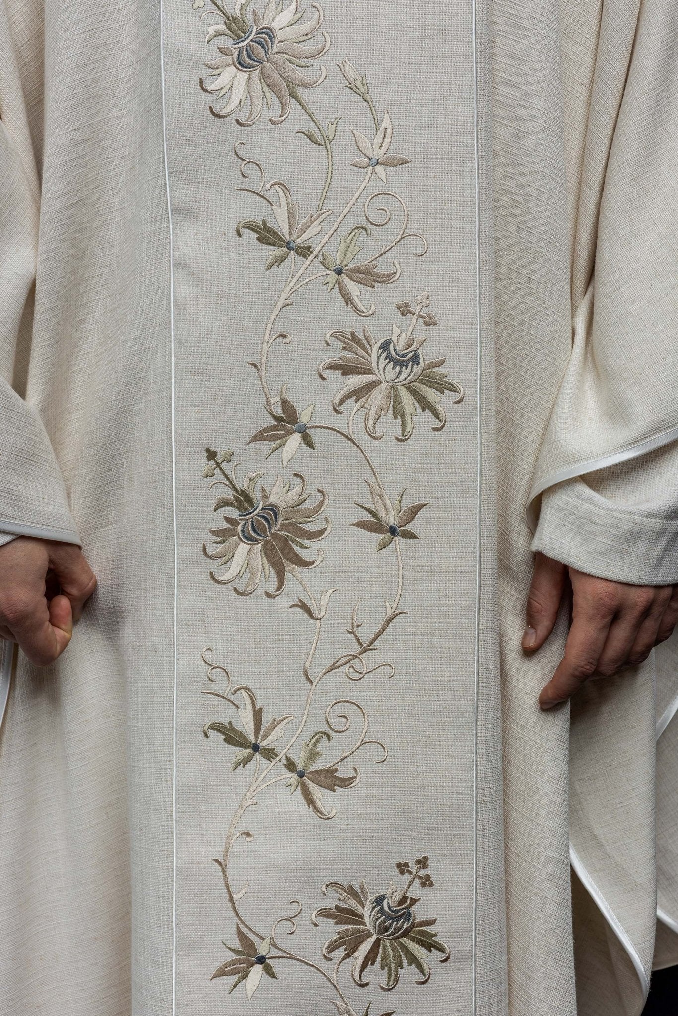 Ivory chasuble made of recycled texture KOR/215/05/49 ECRU - HAFTINAUSA.COM