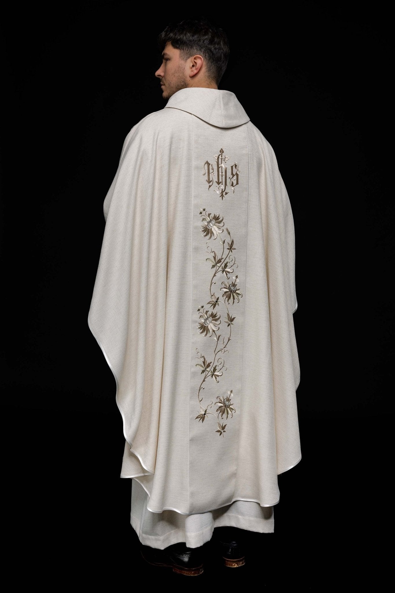 Ivory chasuble made of recycled texture KOR/215/05/49 ECRU - HAFTINAUSA.COM
