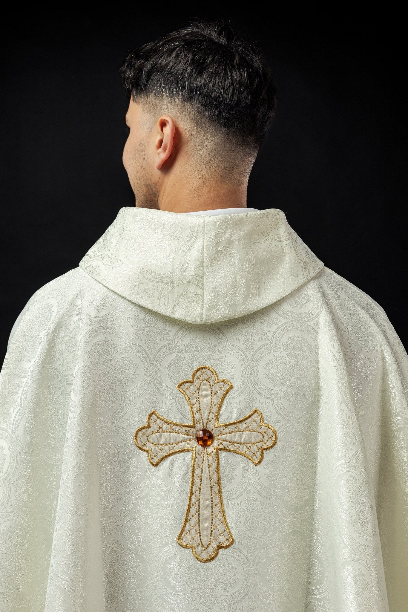 Ivory chasuble with gold cross KOR/227/05/11 - HAFTINAUSA.COM