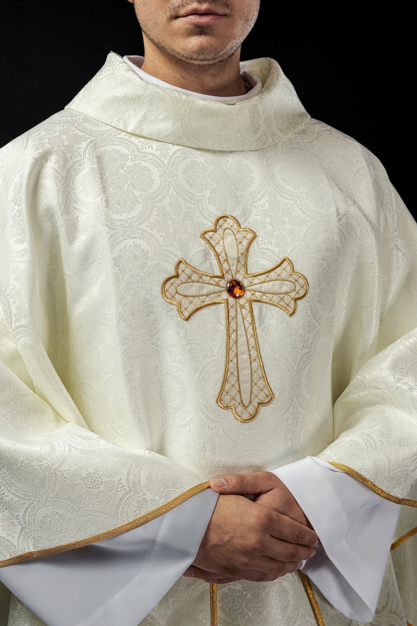 Ivory chasuble with gold cross KOR/227/05/11 - HAFTINAUSA.COM