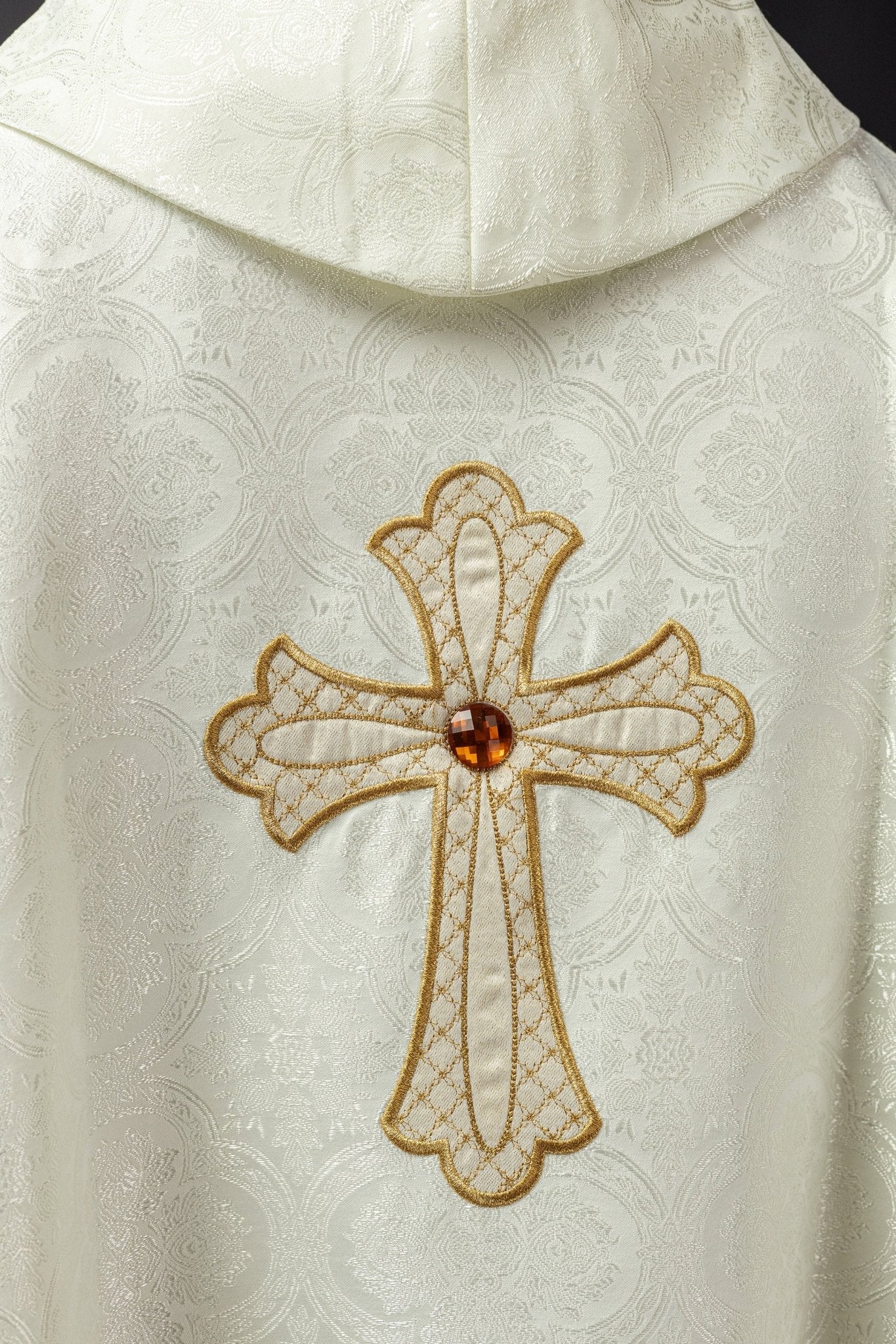 Ivory chasuble with gold cross KOR/227/05/11 - HAFTINAUSA.COM