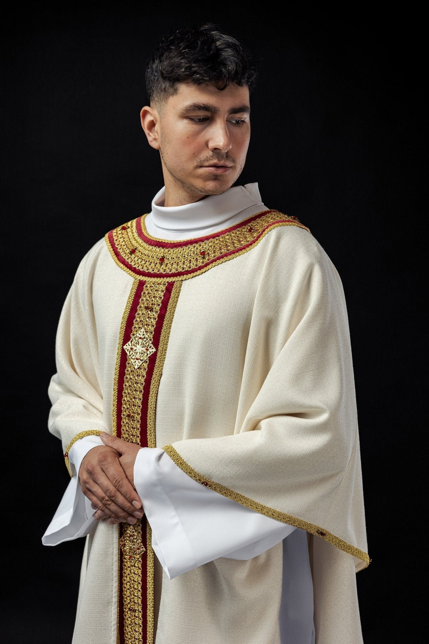 Ivory chasuble with red narrow orphrey Handmade 7001 HM/7001/05/71/PA02 - HAFTINAUSA.COM