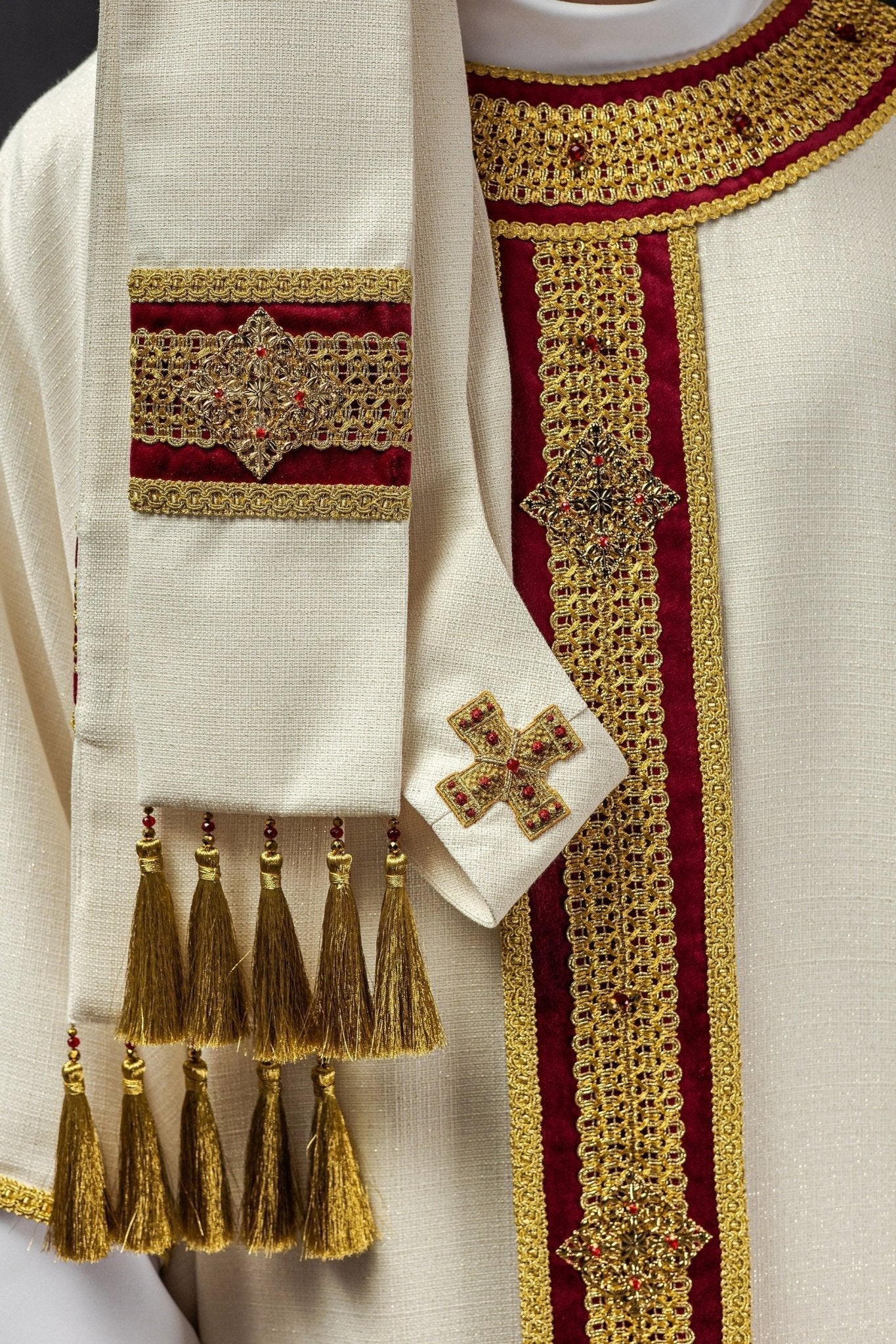 Ivory chasuble with red narrow orphrey Handmade 7001 HM/7001/05/71/PA02 - HAFTINAUSA.COM