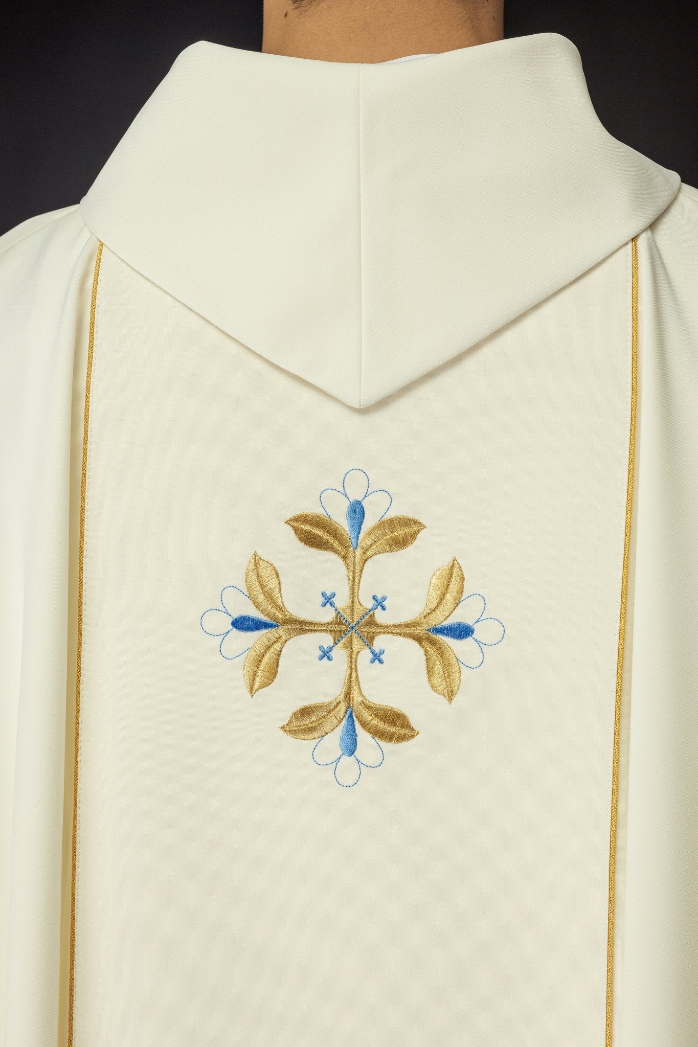 Ivory chasuble with the image of Our Lady Immaculate KOW2/001/05/01 - HAFTINAUSA.COM