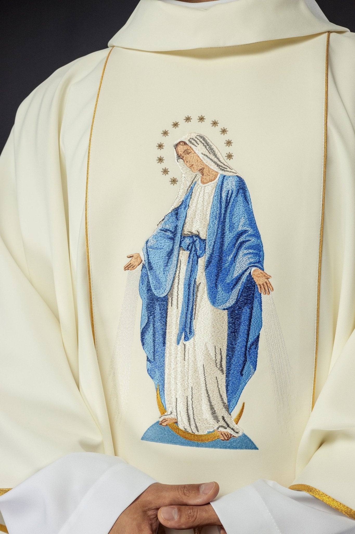 Ivory chasuble with the image of Our Lady Immaculate KOW2/001/05/01 - HAFTINAUSA.COM