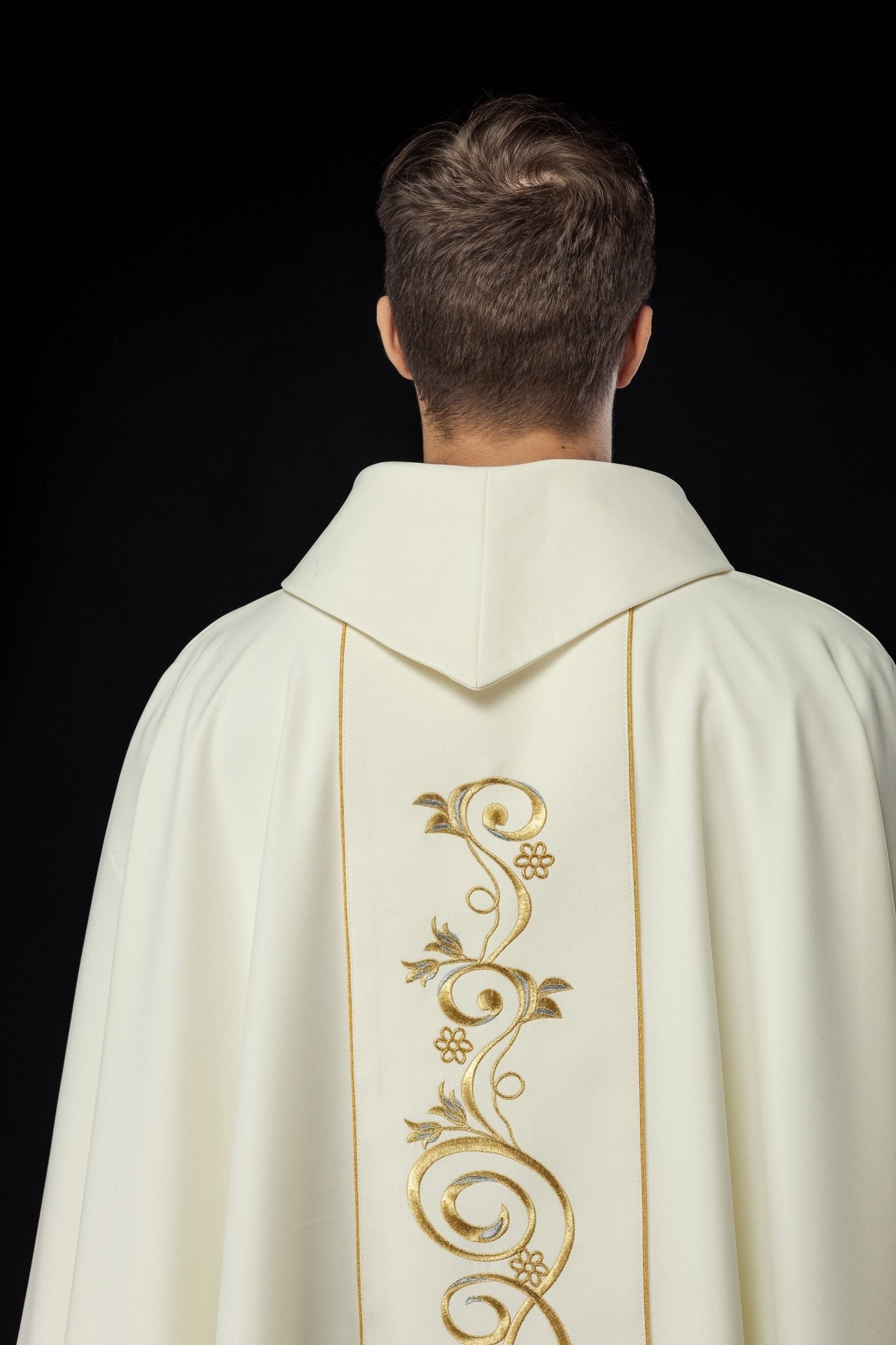 Ivory chasuble with the image of Our Lady of Guadalupe KOW2/015/05/01 - HAFTINAUSA.COM