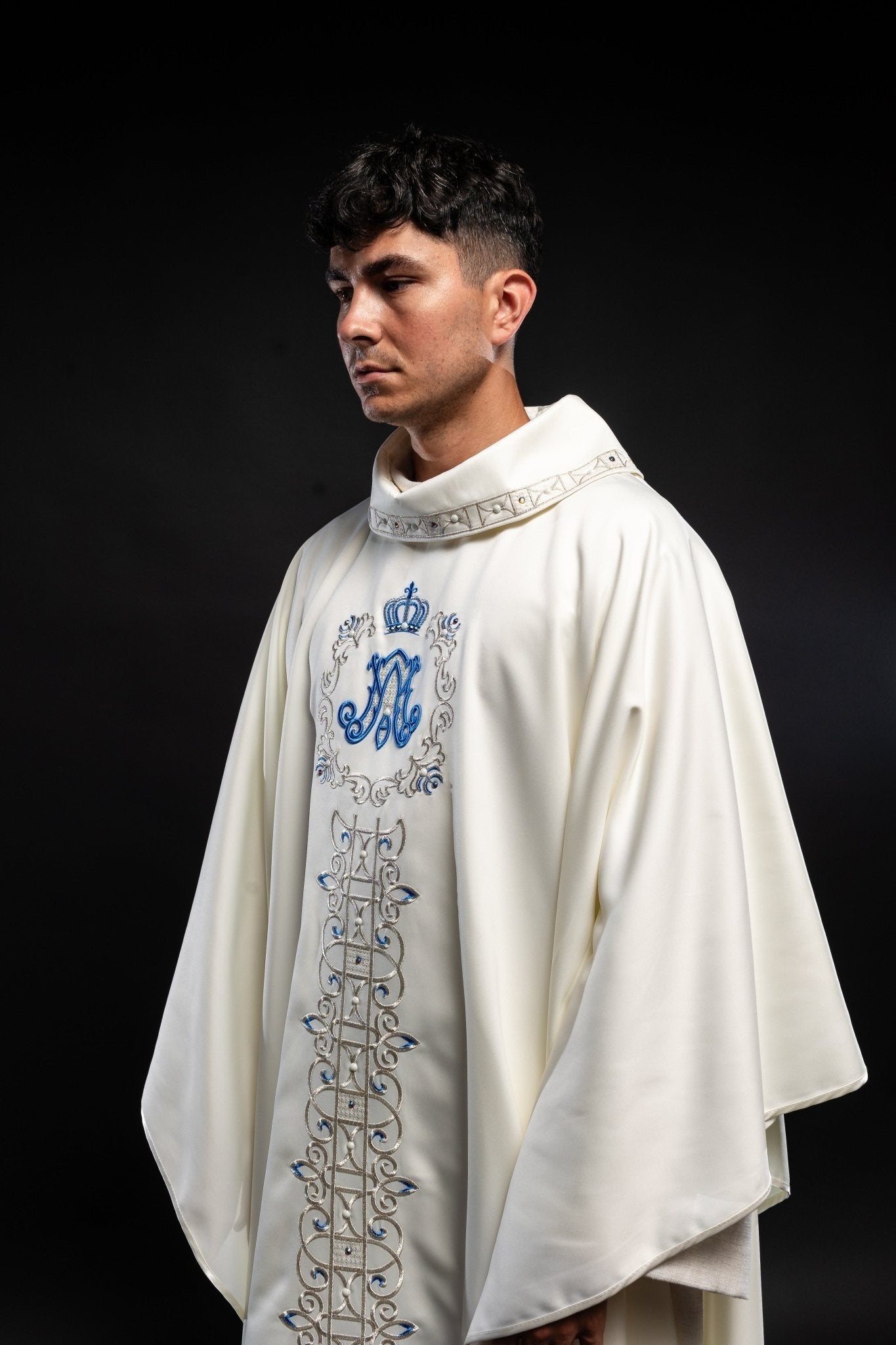 Ivory colored Marian chasuble finished with blue stones LE/7001/05 - HAFTINAUSA.COM