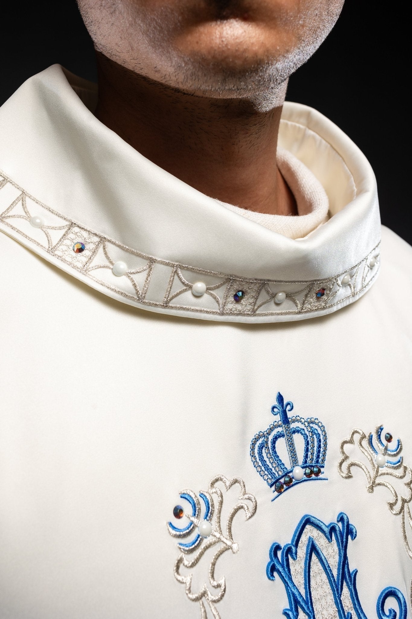 Ivory colored Marian chasuble finished with blue stones LE/7001/05 - HAFTINAUSA.COM