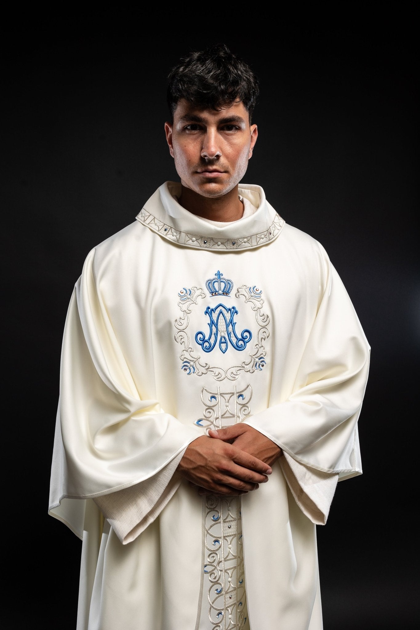 Ivory colored Marian chasuble finished with blue stones LE/7001/05 - HAFTINAUSA.COM