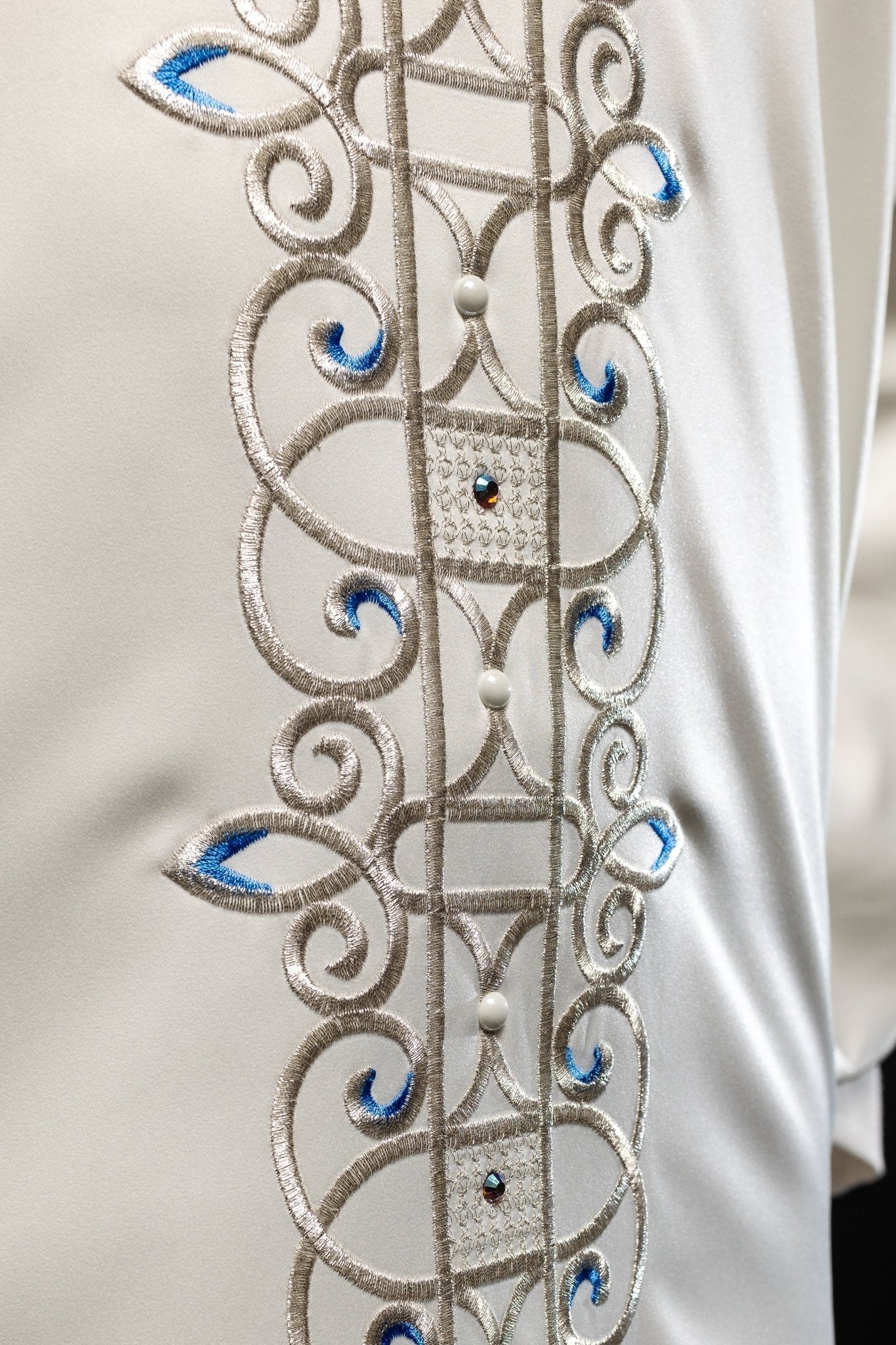 Ivory colored Marian chasuble finished with blue stones LE/7001/05 - HAFTINAUSA.COM