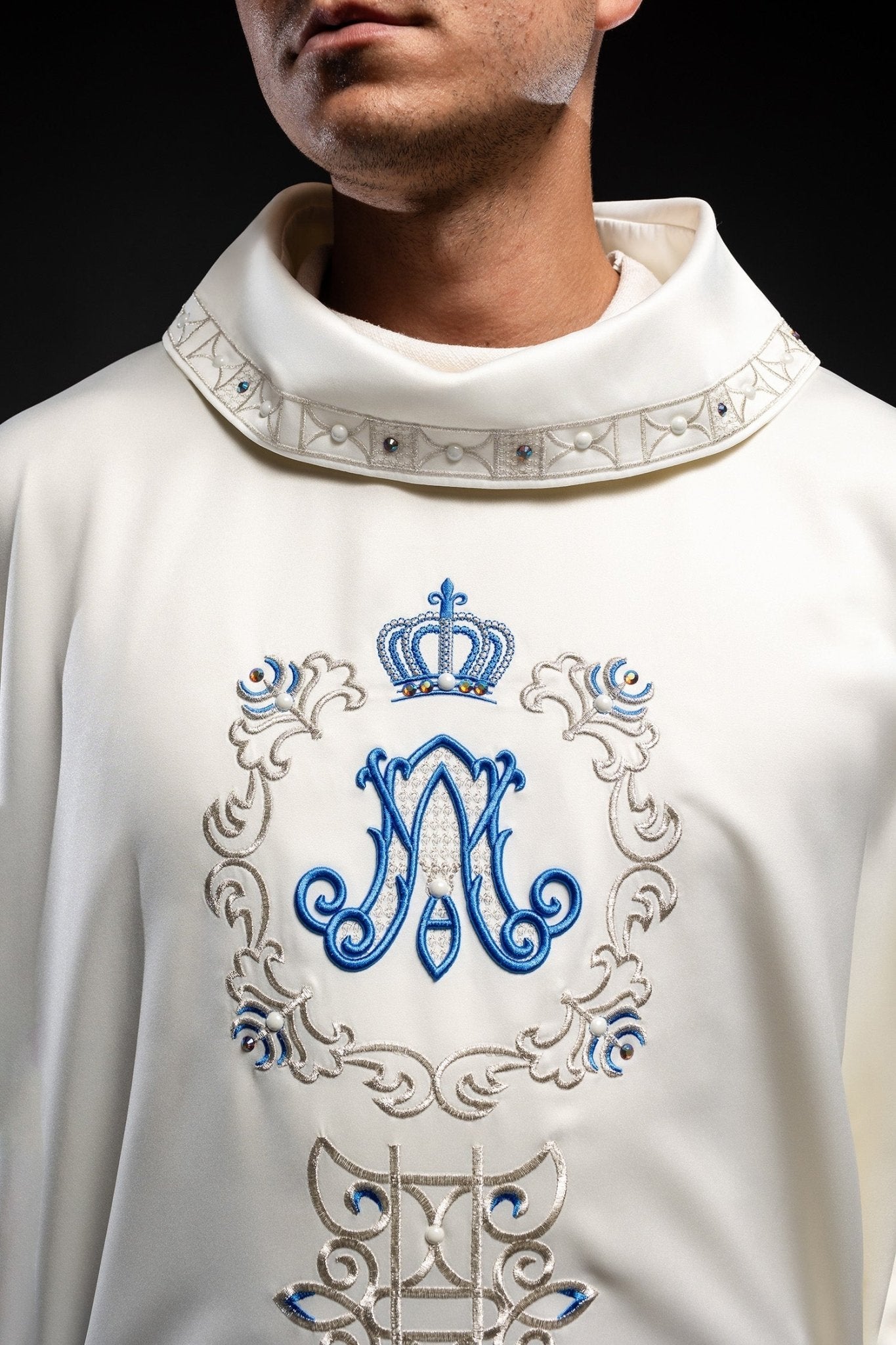Ivory colored Marian chasuble finished with blue stones LE/7001/05 - HAFTINAUSA.COM