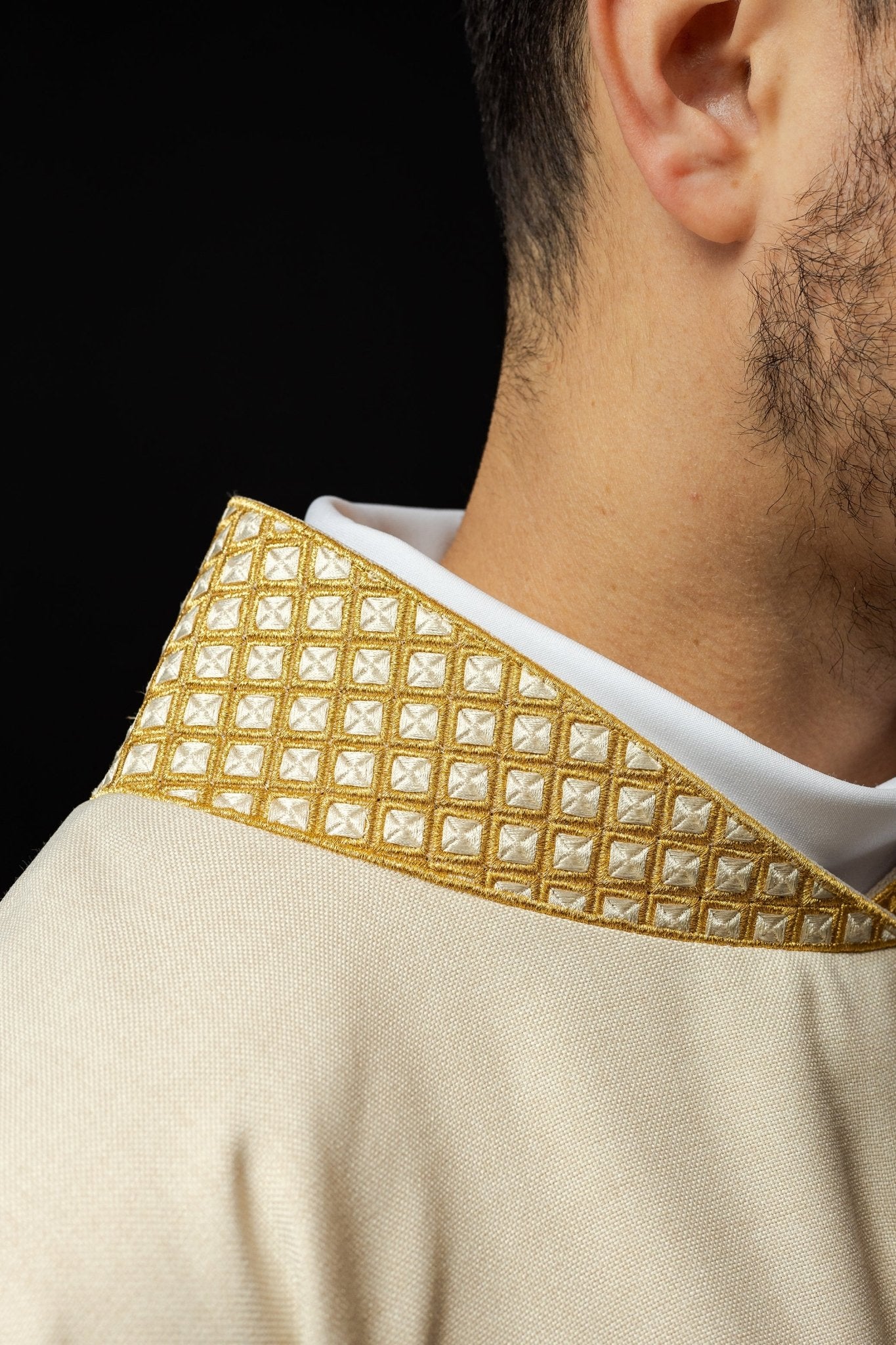 Ivory dalmatic with decorated gold collar and cross embroidery S - 1070 - 05 - 70 - D DALMATYK - HAFTINAUSA.COM