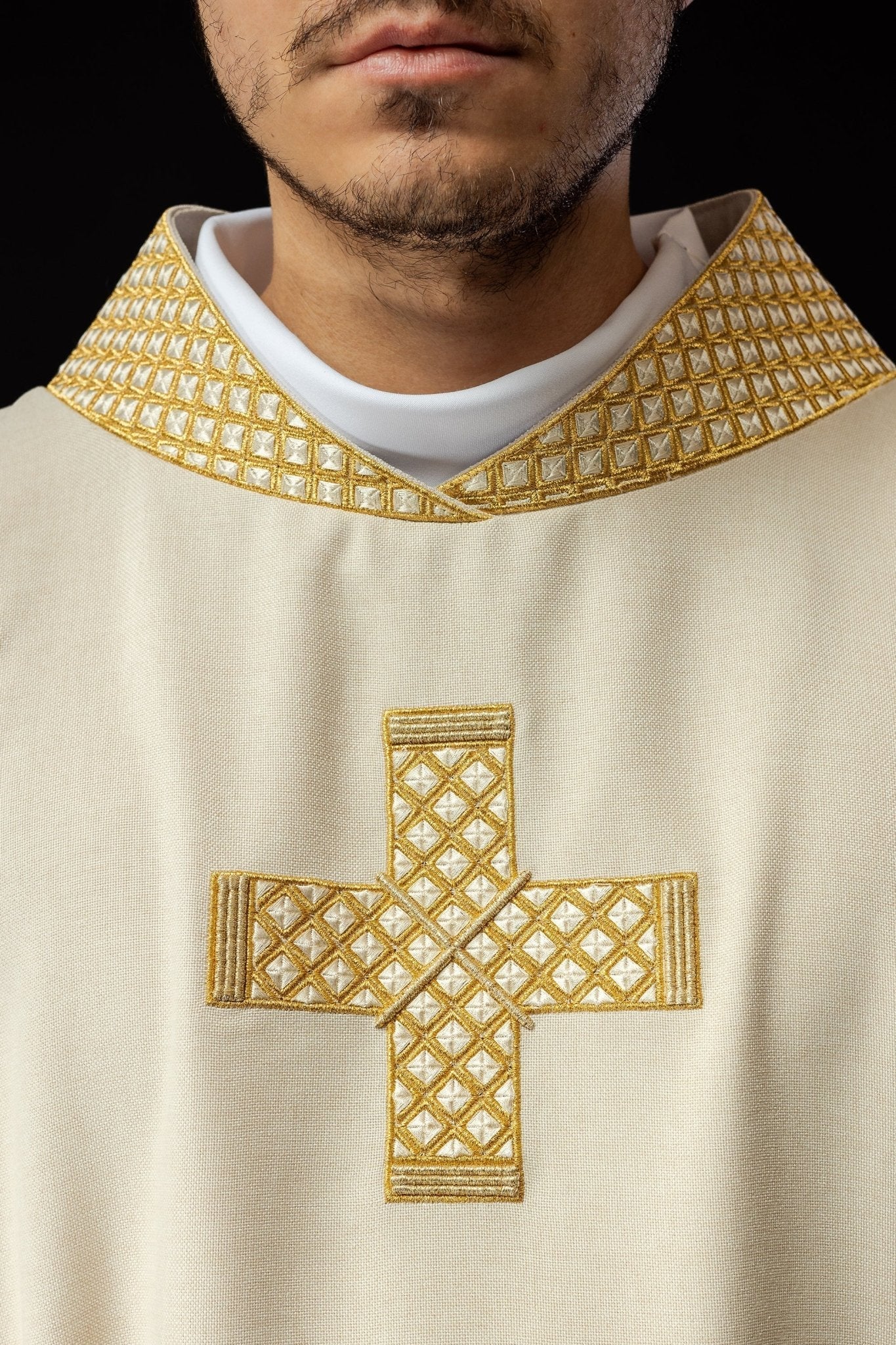 Ivory dalmatic with decorated gold collar and cross embroidery S - 1070 - 05 - 70 - D DALMATYK - HAFTINAUSA.COM