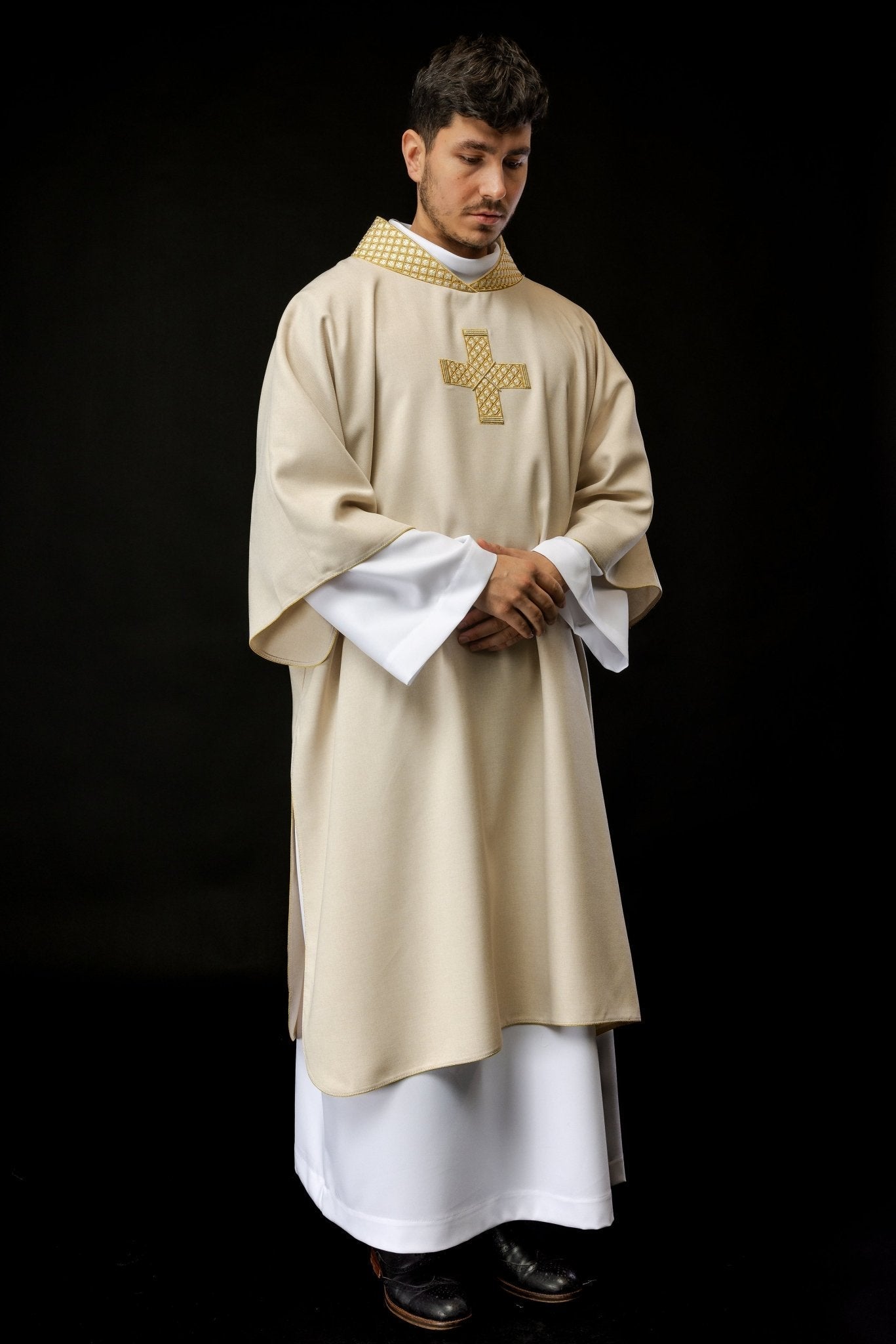 Ivory dalmatic with decorated gold collar and cross embroidery S - 1070 - 05 - 70 - D DALMATYK - HAFTINAUSA.COM