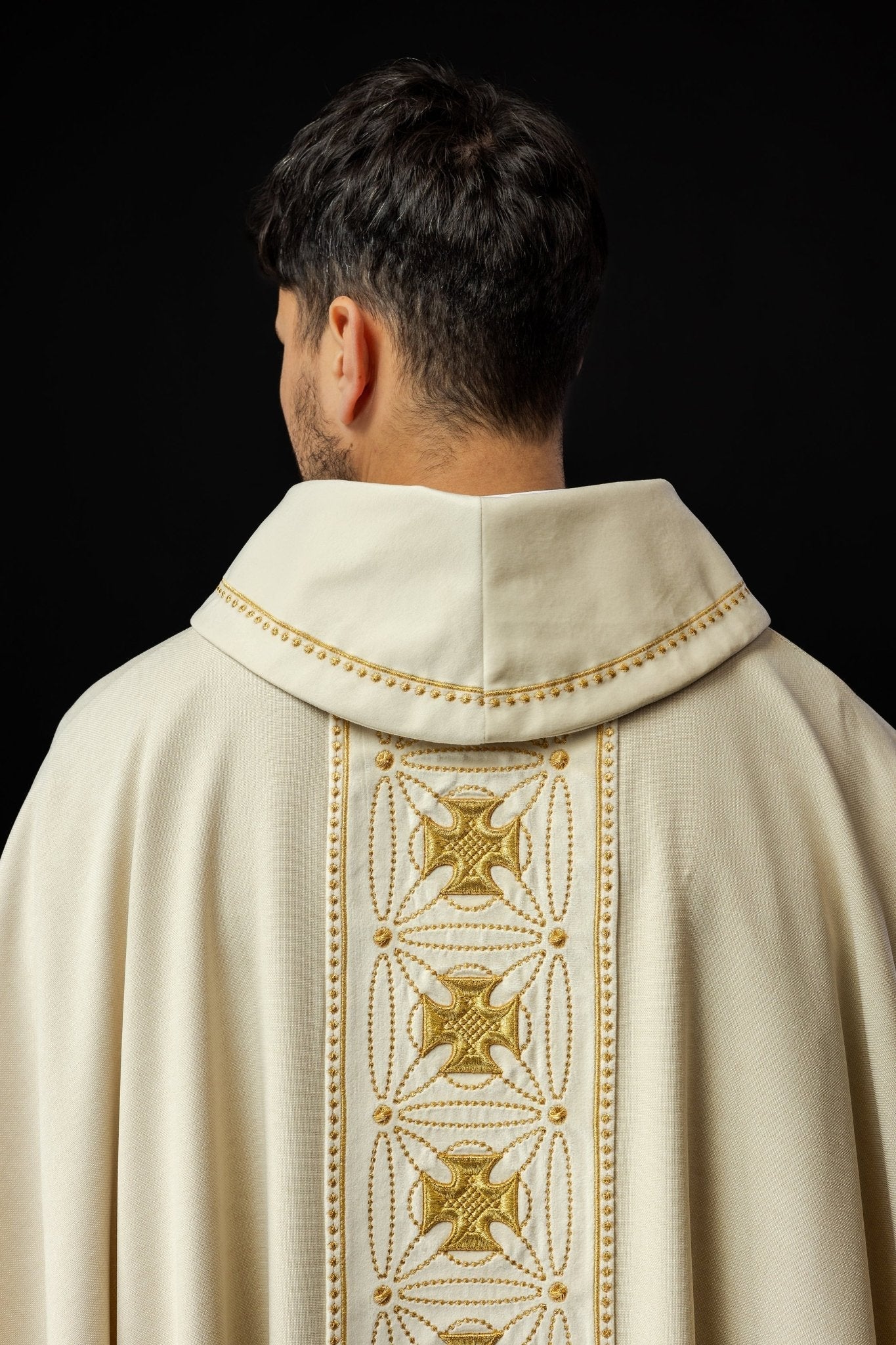 Ivory priest chasuble made of natural texture with embroidered collar S - 7071 - 05 - 70 - HAFTINAUSA.COM