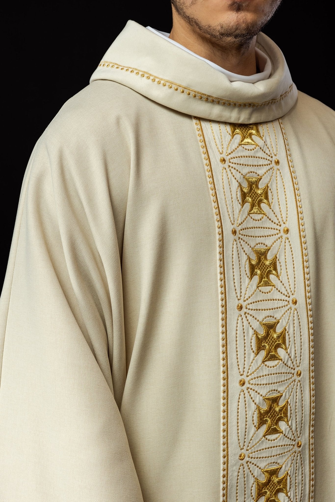 Ivory priest chasuble made of natural texture with embroidered collar S - 7071 - 05 - 70 - HAFTINAUSA.COM