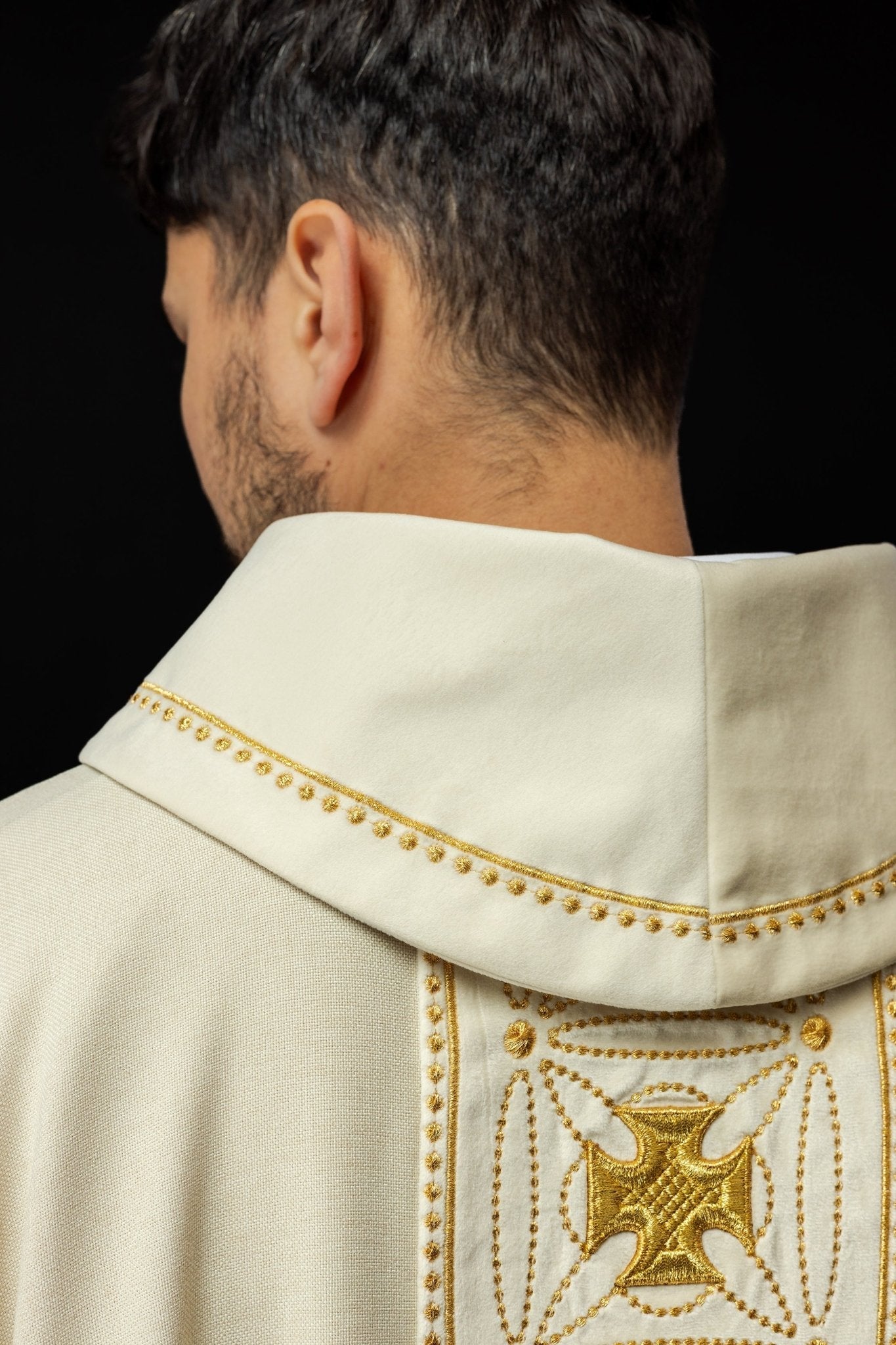 Ivory priest chasuble made of natural texture with embroidered collar S - 7071 - 05 - 70 - HAFTINAUSA.COM