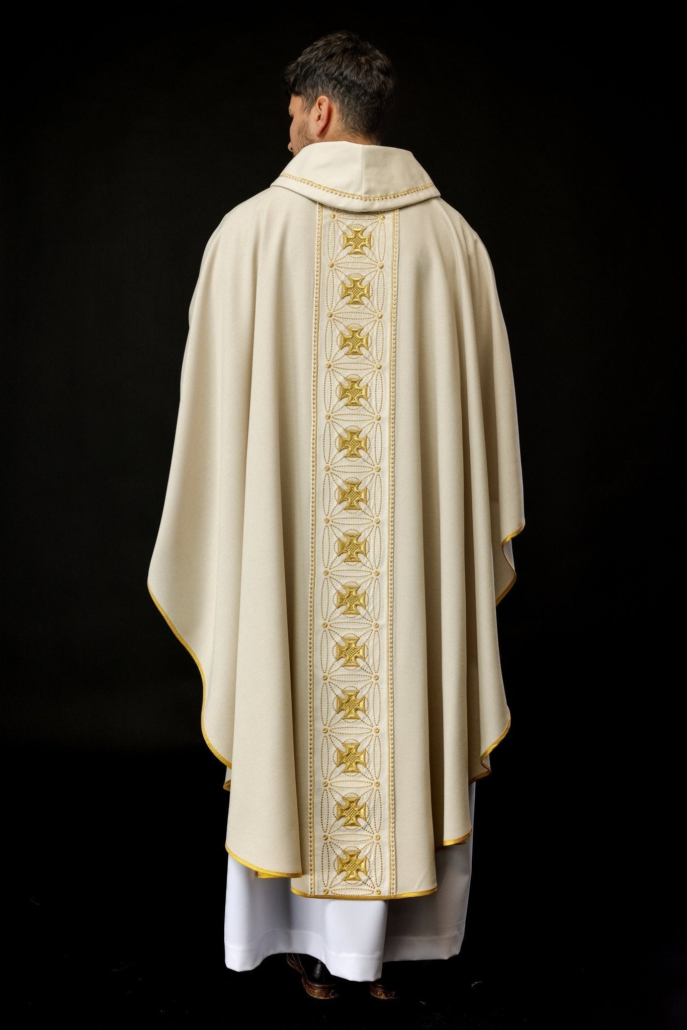 Ivory priest chasuble made of natural texture with embroidered collar S - 7071 - 05 - 70 - HAFTINAUSA.COM