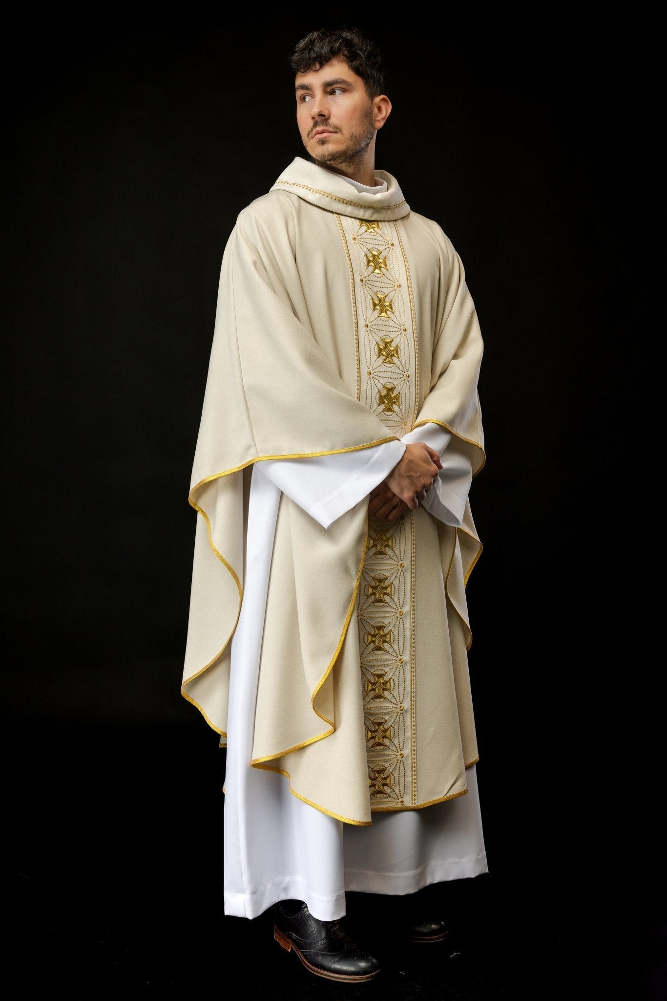 Ivory priest chasuble made of natural texture with embroidered collar S - 7071 - 05 - 70 - HAFTINAUSA.COM