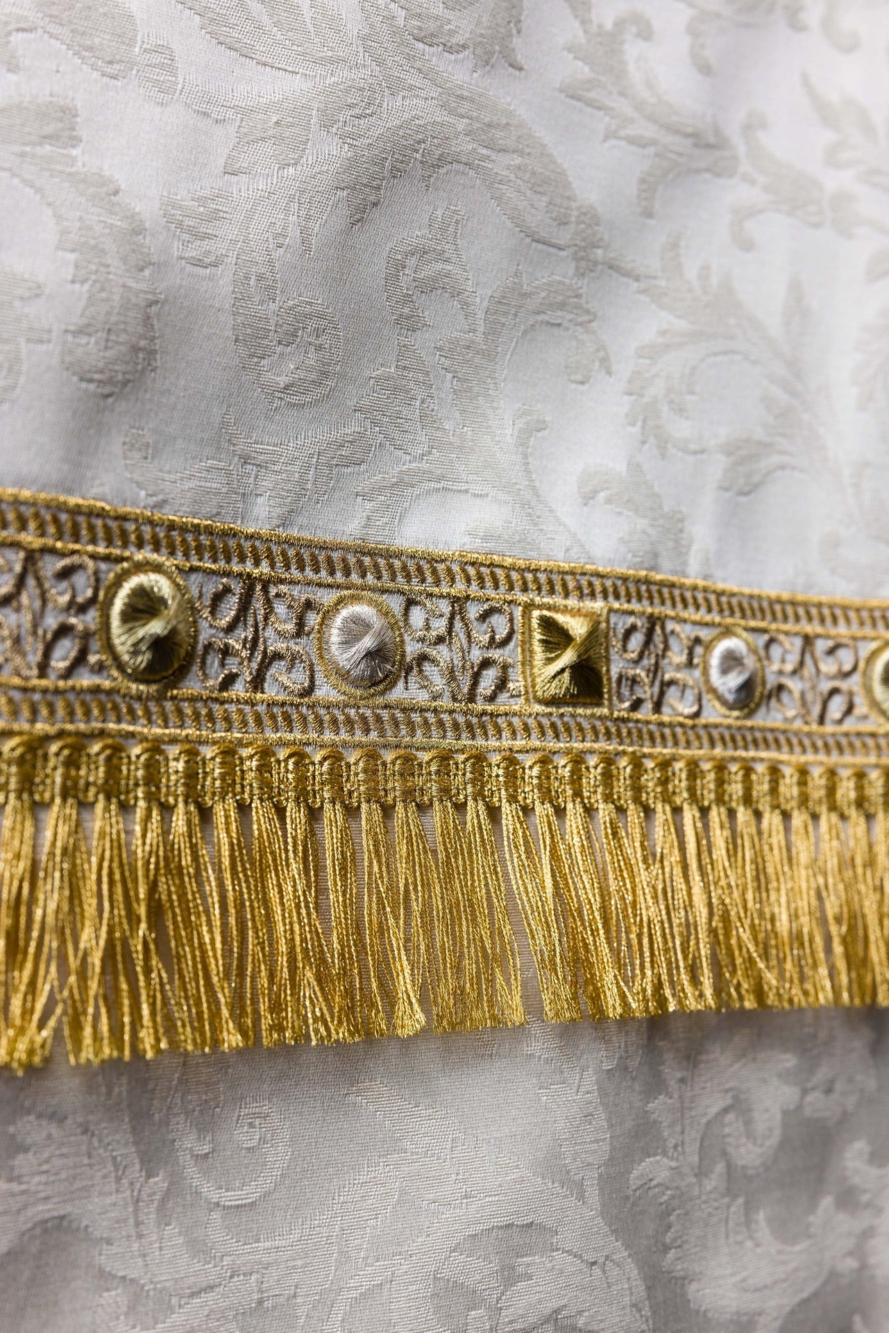 Lectern cloth with embroidered Lamb jacquard fabric ecru S-8072-05-88 55*250 - CHASUBLES.COM