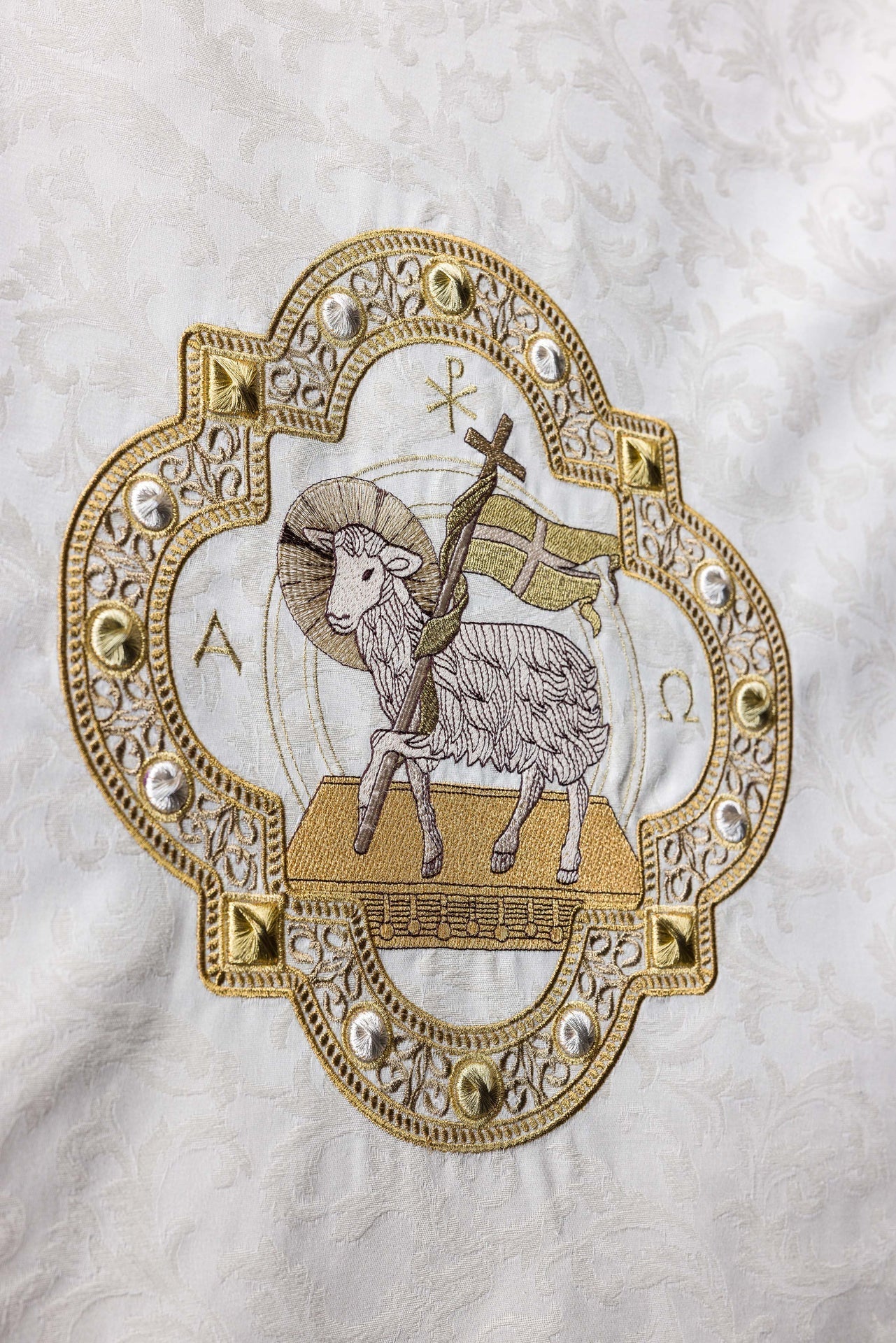 Lectern cloth with embroidered Lamb jacquard fabric ecru S-8072-05-88 55*250 - CHASUBLES.COM