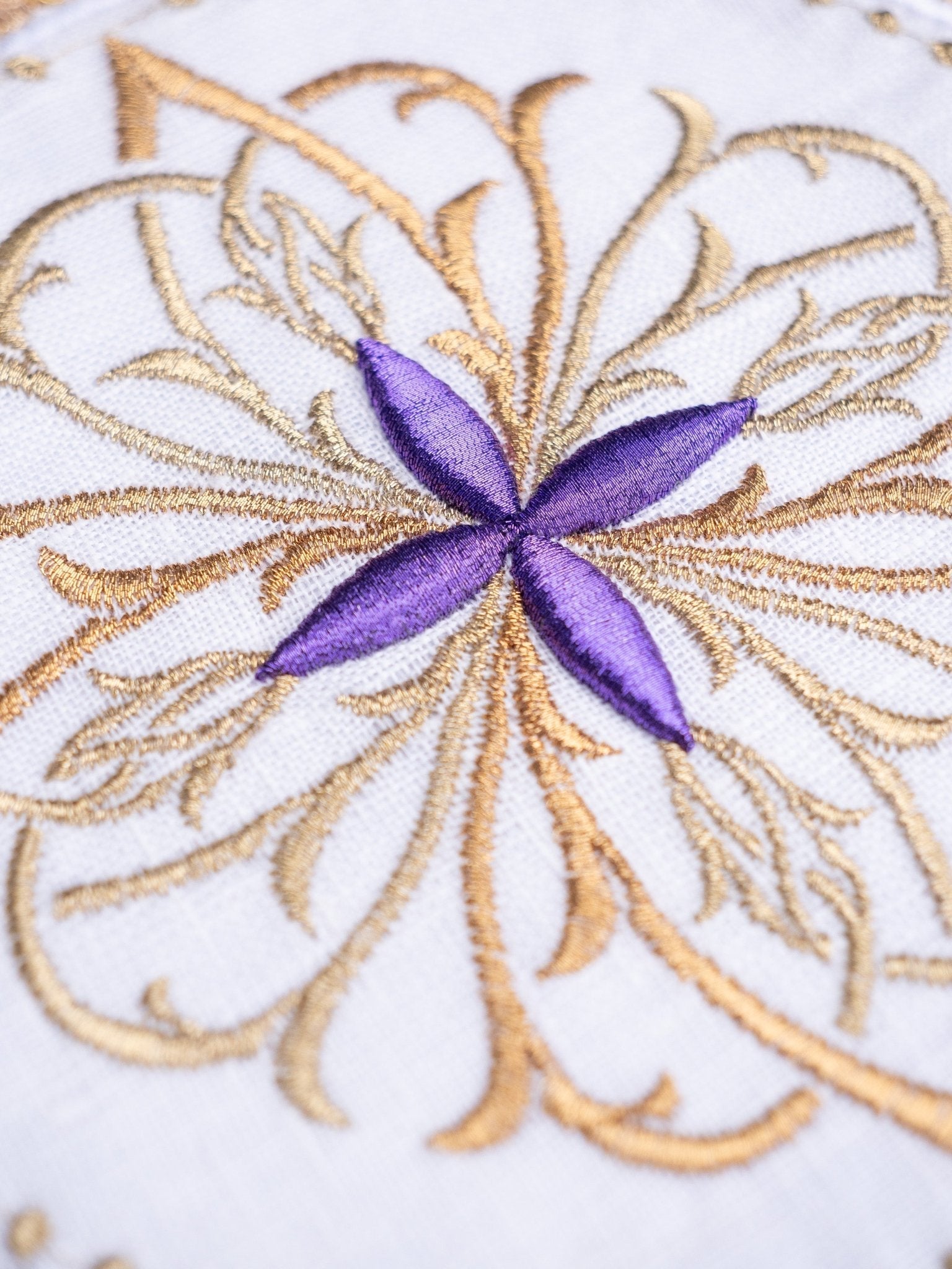 Linen chalice set with purple floral cross motif on round toe S - 5029 - C3 - HAFTINAUSA.COM