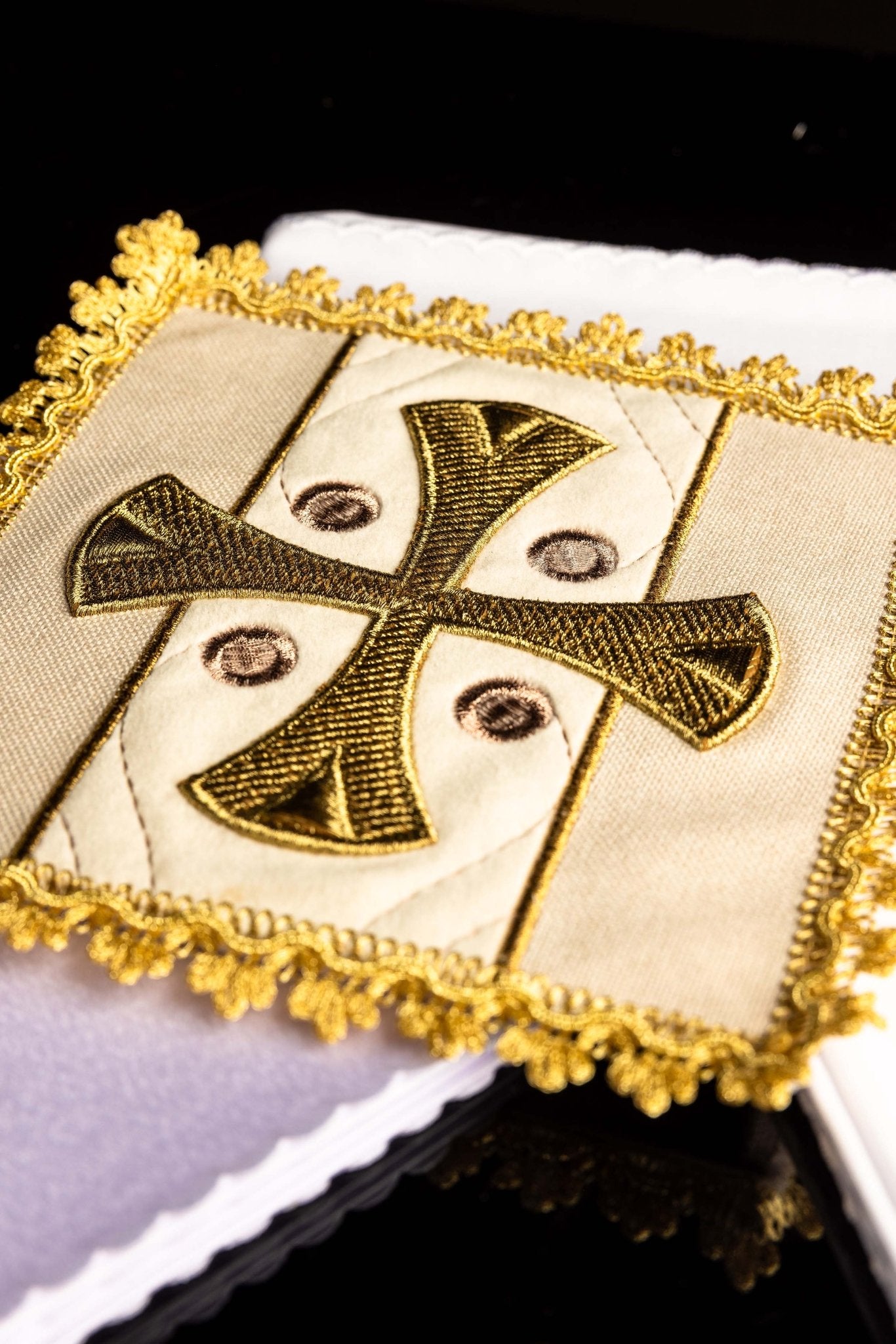 Liturgical chalice linens ecru embroidered on velvet S-5568/05 - CHASUBLES.COM