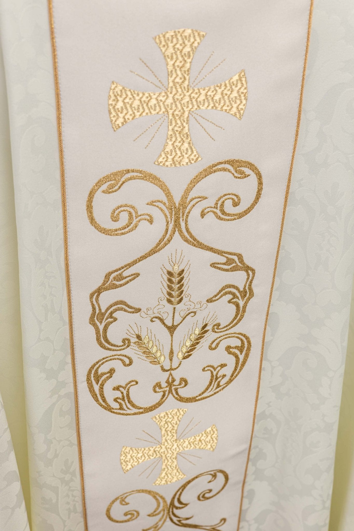 Liturgical chasuble with a decorated belt KOR/148/05/81 - HAFTINAUSA.COM