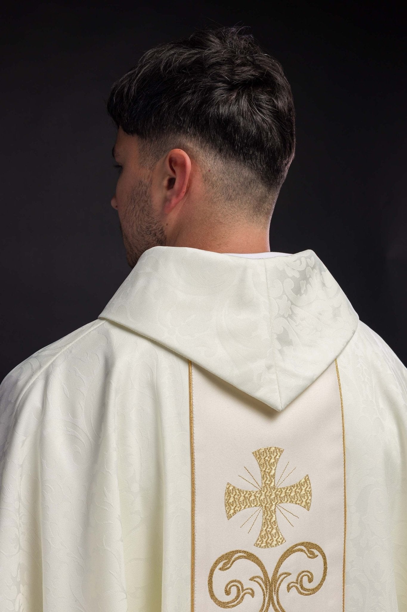 Liturgical chasuble with a decorated belt KOR/148/05/81 - HAFTINAUSA.COM
