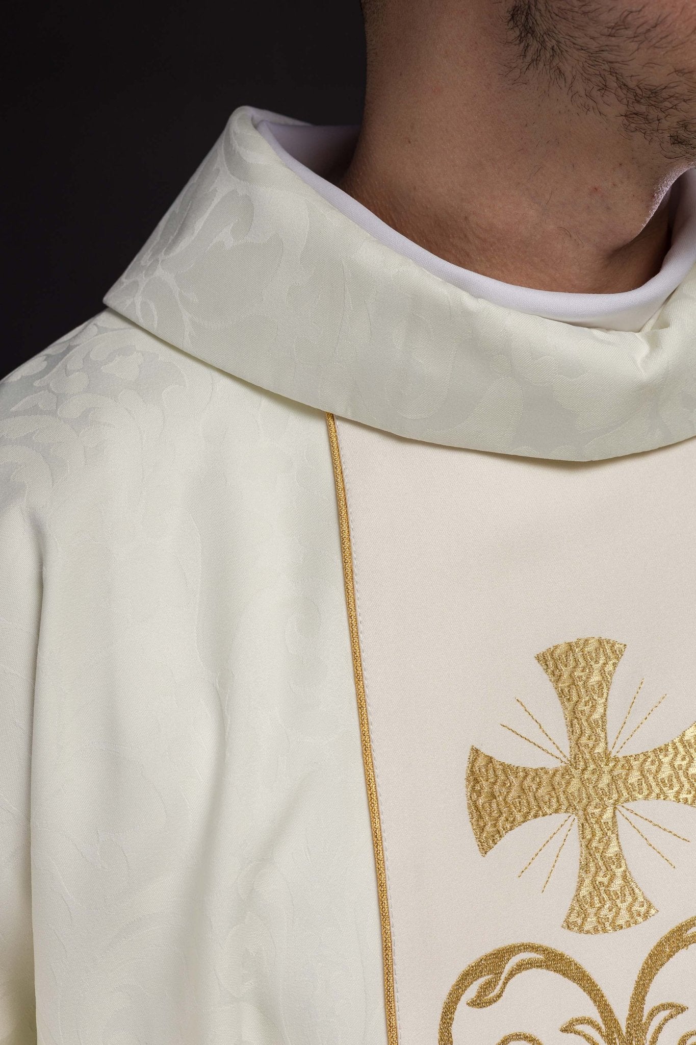 Liturgical chasuble with a decorated belt KOR/148/05/81 - HAFTINAUSA.COM
