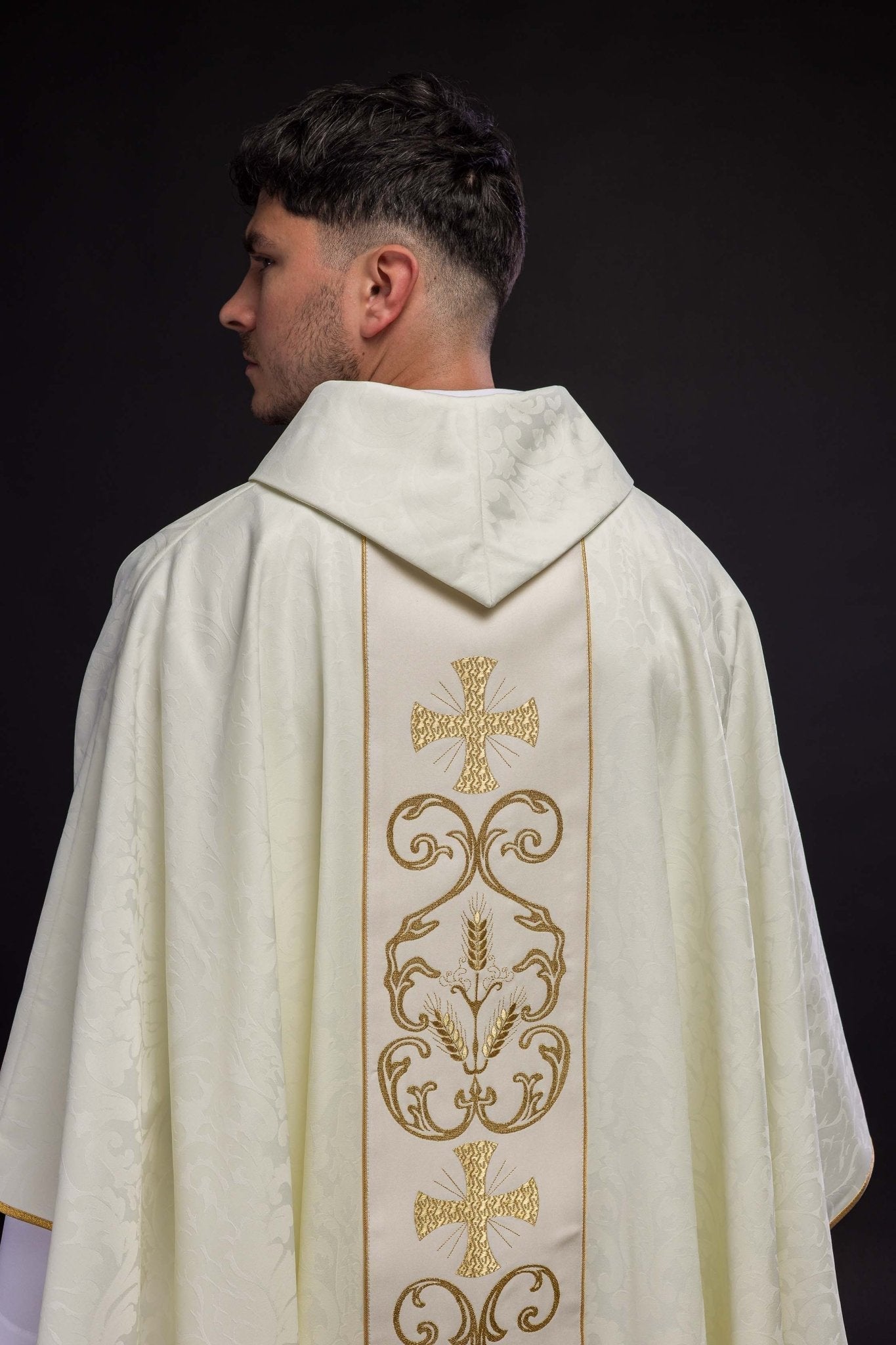 Liturgical chasuble with a decorated belt KOR/148/05/81 - HAFTINAUSA.COM