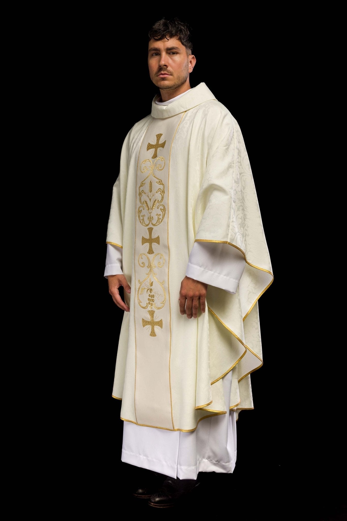 Liturgical chasuble with a decorated belt KOR/148/05/81 - HAFTINAUSA.COM