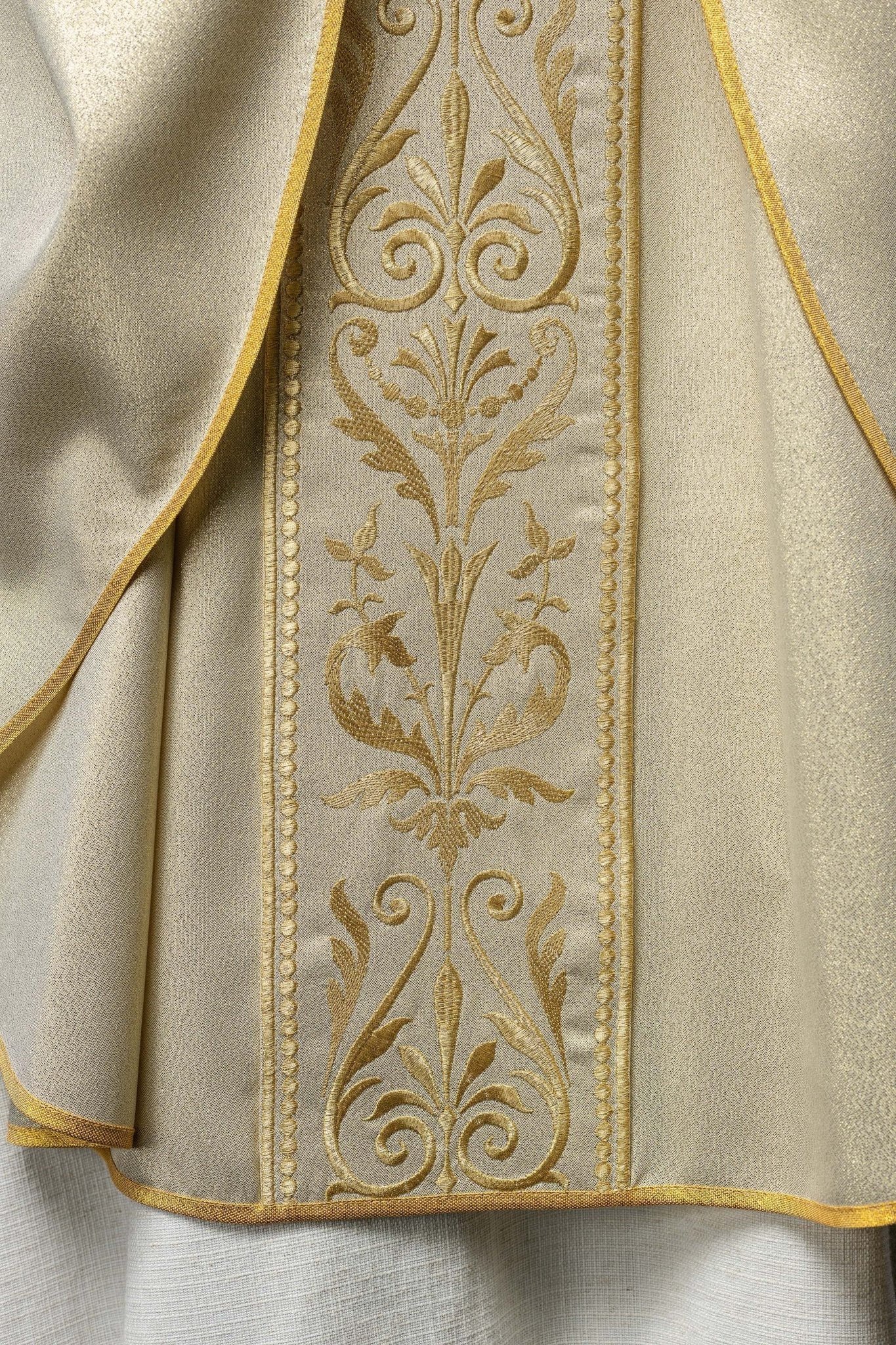 Liturgical chasuble with a decorated gold embroidered belt KOR/008/10/37 ZŁOTO - HAFTINAUSA.COM
