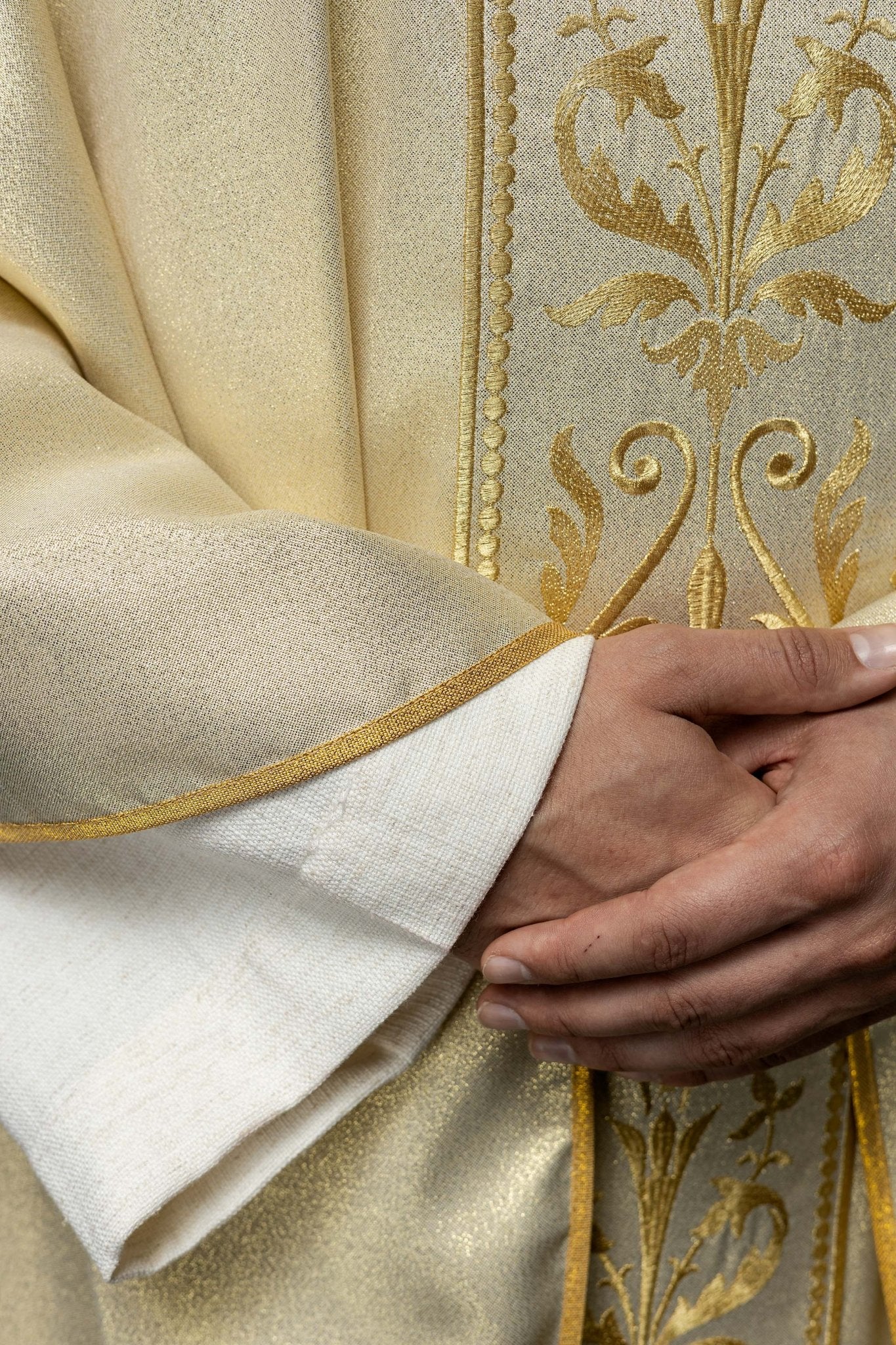 Liturgical chasuble with a decorated gold embroidered belt KOR/008/10/37 ZŁOTO - HAFTINAUSA.COM