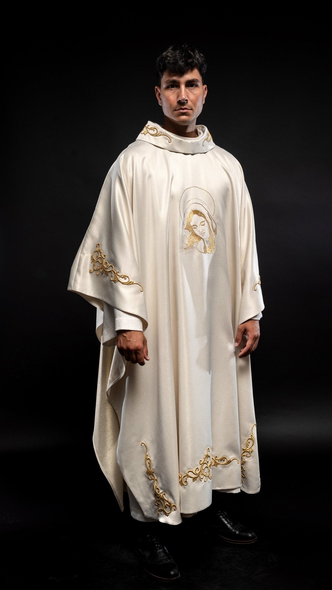 Liturgical chasuble with the image of Our Lady hugging the baby Jesus S - 7055 - 05 - 54 - HAFTINAUSA.COM