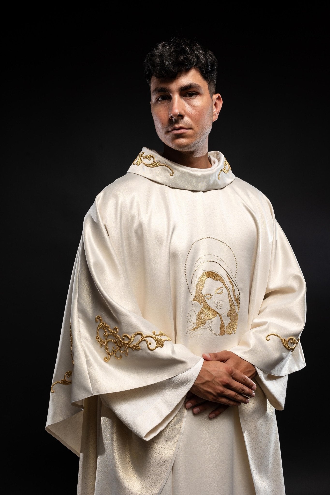 Liturgical chasuble with the image of Our Lady hugging the baby Jesus S - 7055 - 05 - 54 - HAFTINAUSA.COM