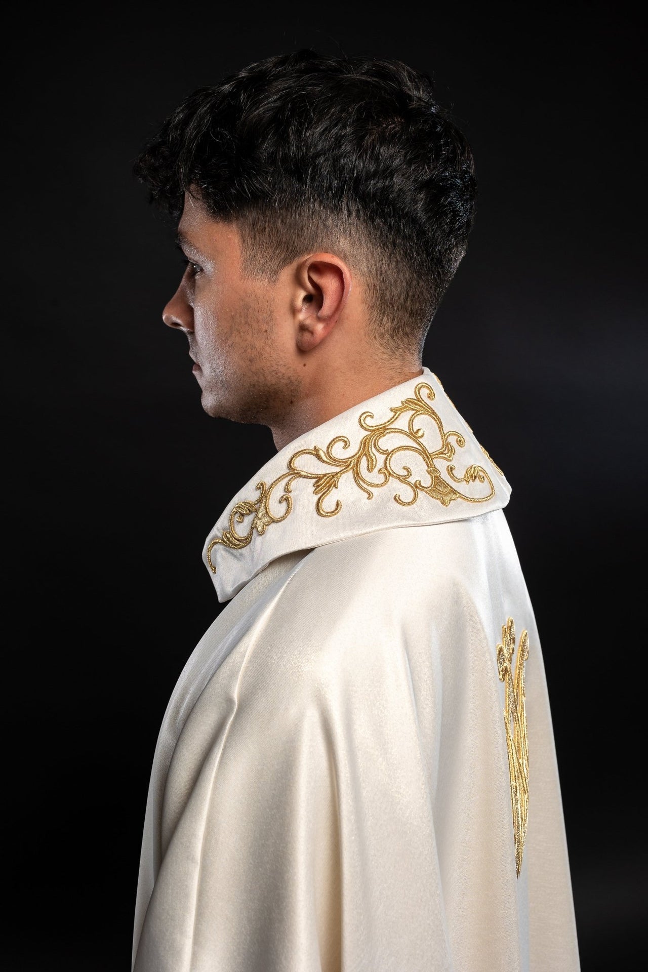 Liturgical chasuble with the image of Our Lady hugging the baby Jesus S-7055-05-54 - CHASUBLES.COM