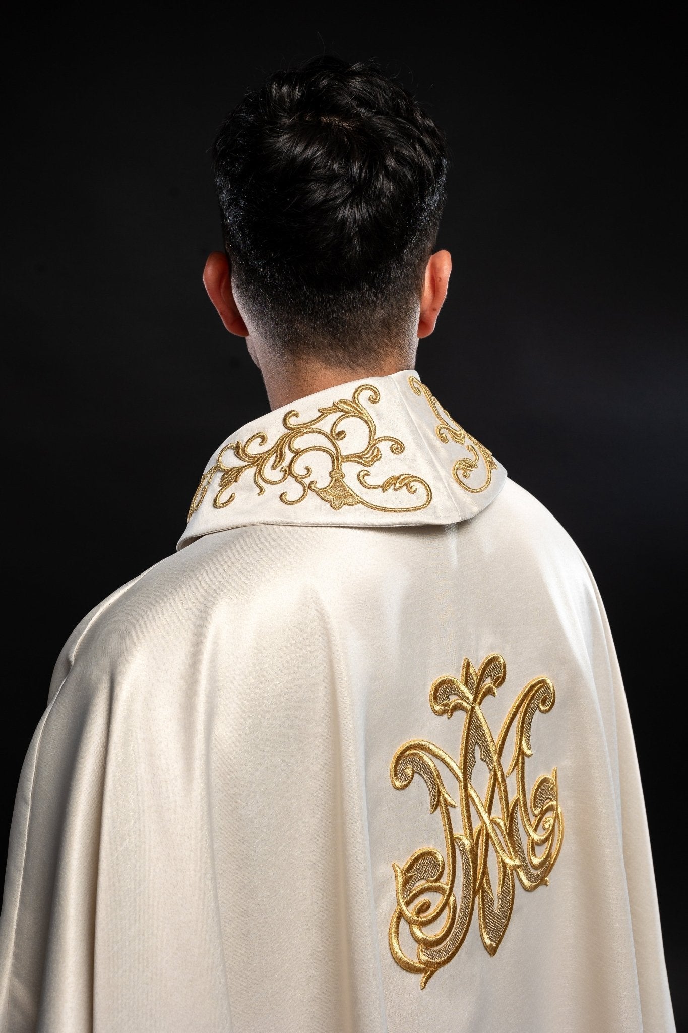 Liturgical chasuble with the image of Our Lady hugging the baby Jesus S - 7055 - 05 - 54 - HAFTINAUSA.COM