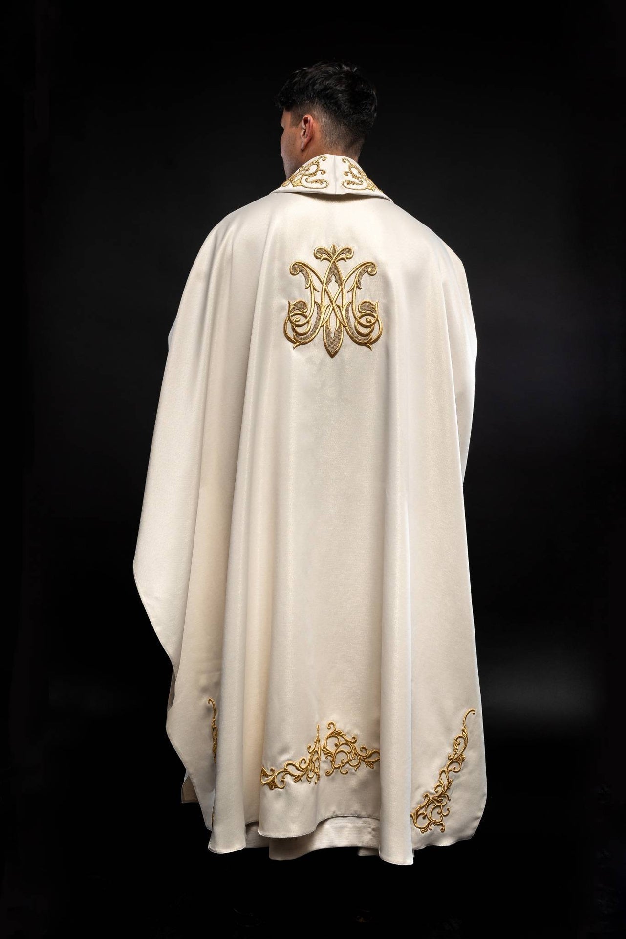 Liturgical chasuble with the image of Our Lady hugging the baby Jesus S-7055-05-54 - CHASUBLES.COM