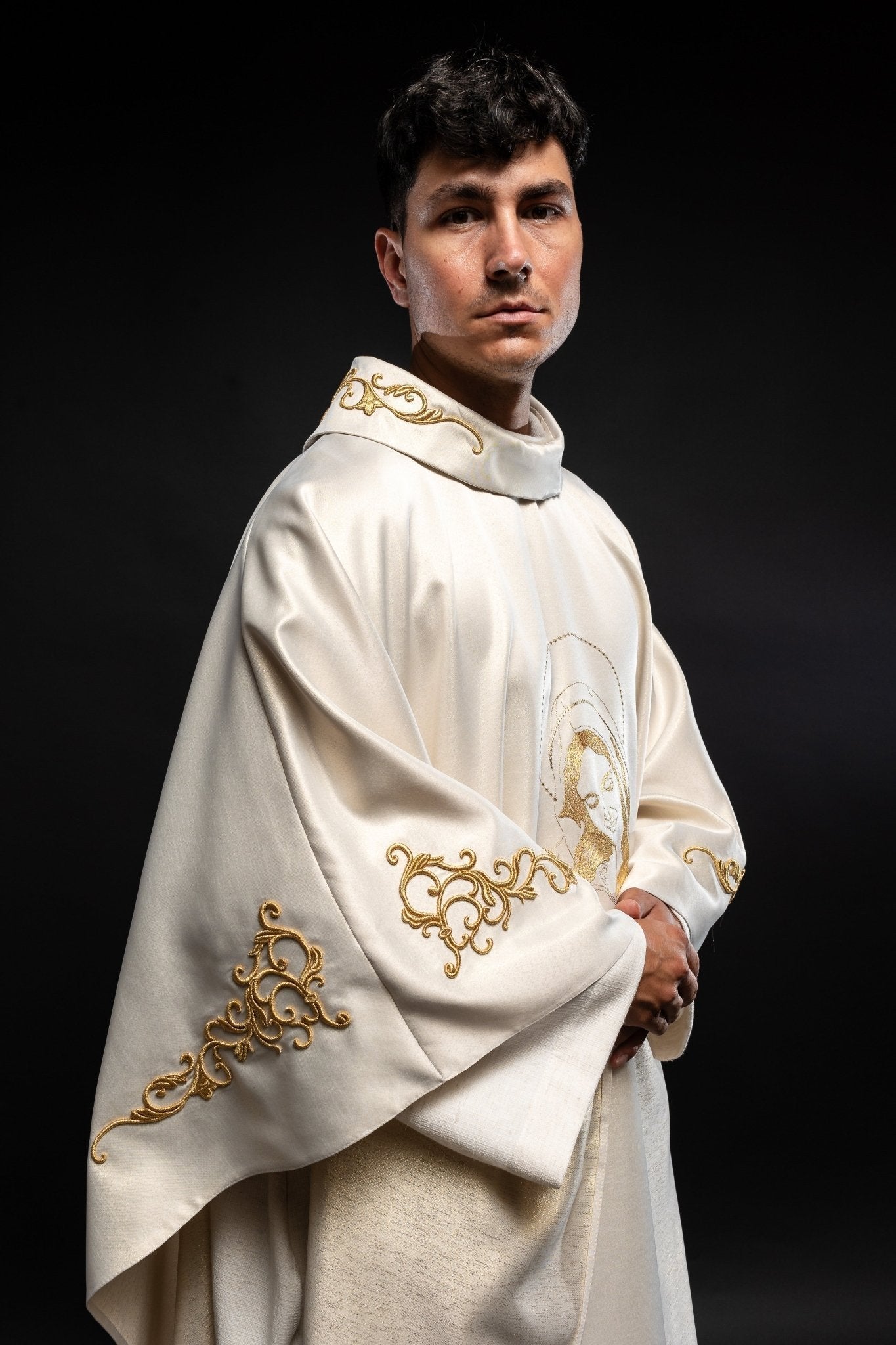Liturgical chasuble with the image of Our Lady hugging the baby Jesus S - 7055 - 05 - 54 - HAFTINAUSA.COM