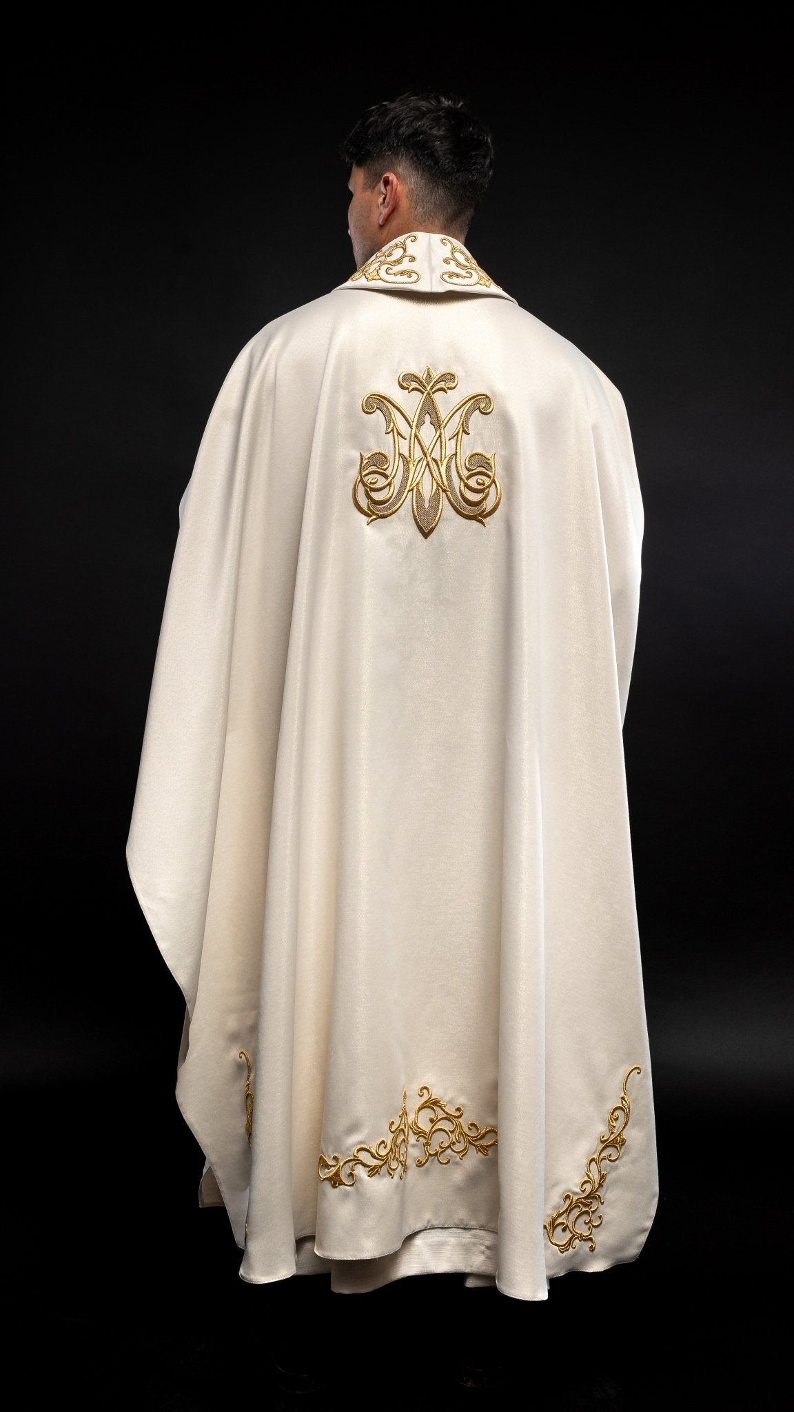 Liturgical chasuble with the image of Our Lady hugging the baby Jesus S - 7055 - 05 - 54 - HAFTINAUSA.COM