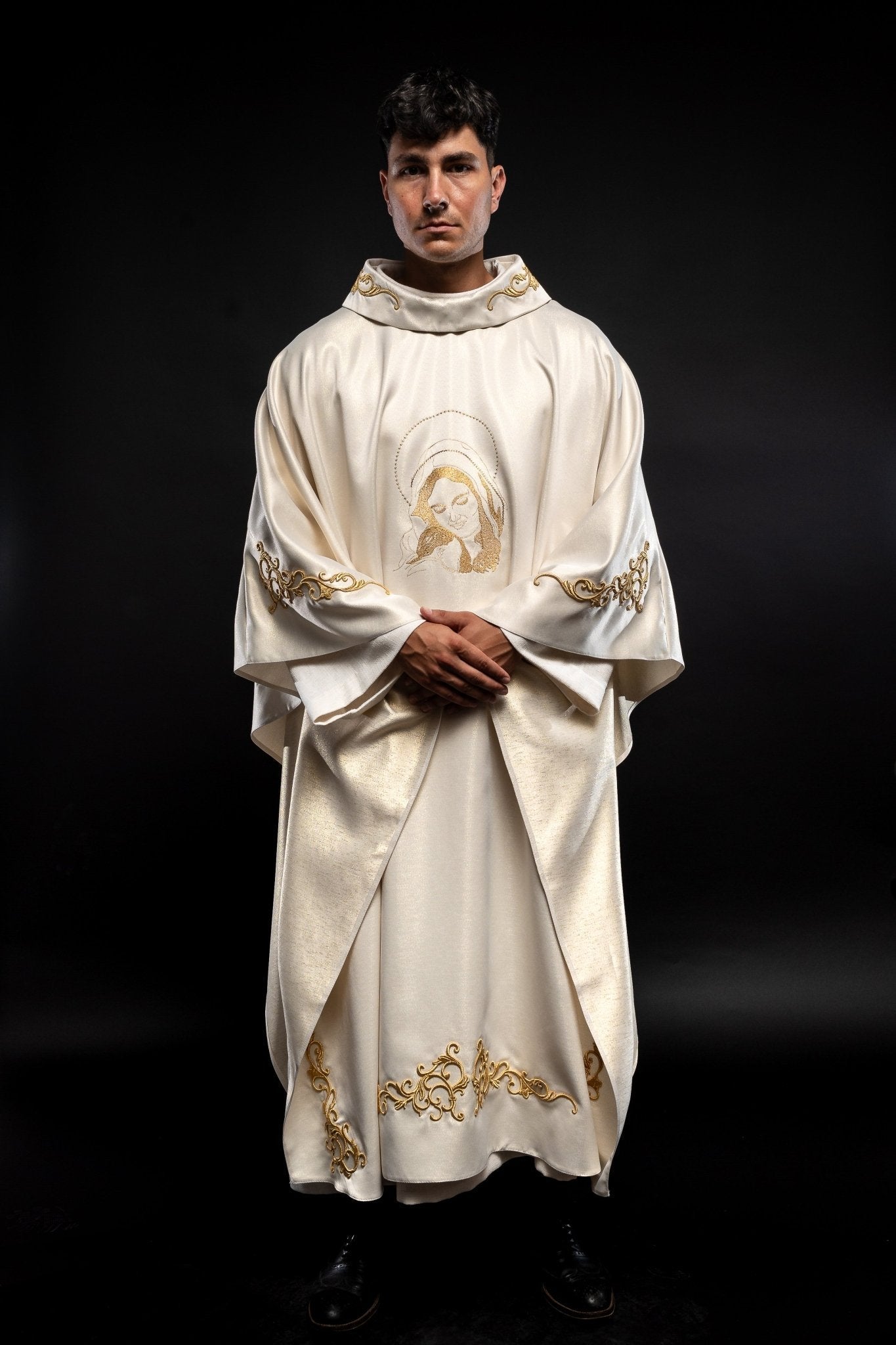 Liturgical chasuble with the image of Our Lady hugging the baby Jesus S - 7055 - 05 - 54 - HAFTINAUSA.COM